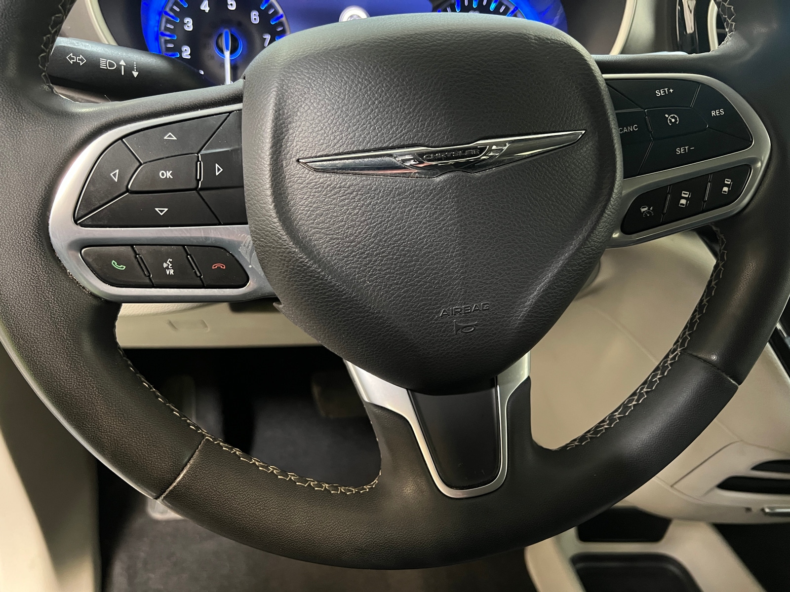 Thumbnail: 2022 Chrysler Pacifica - 4
