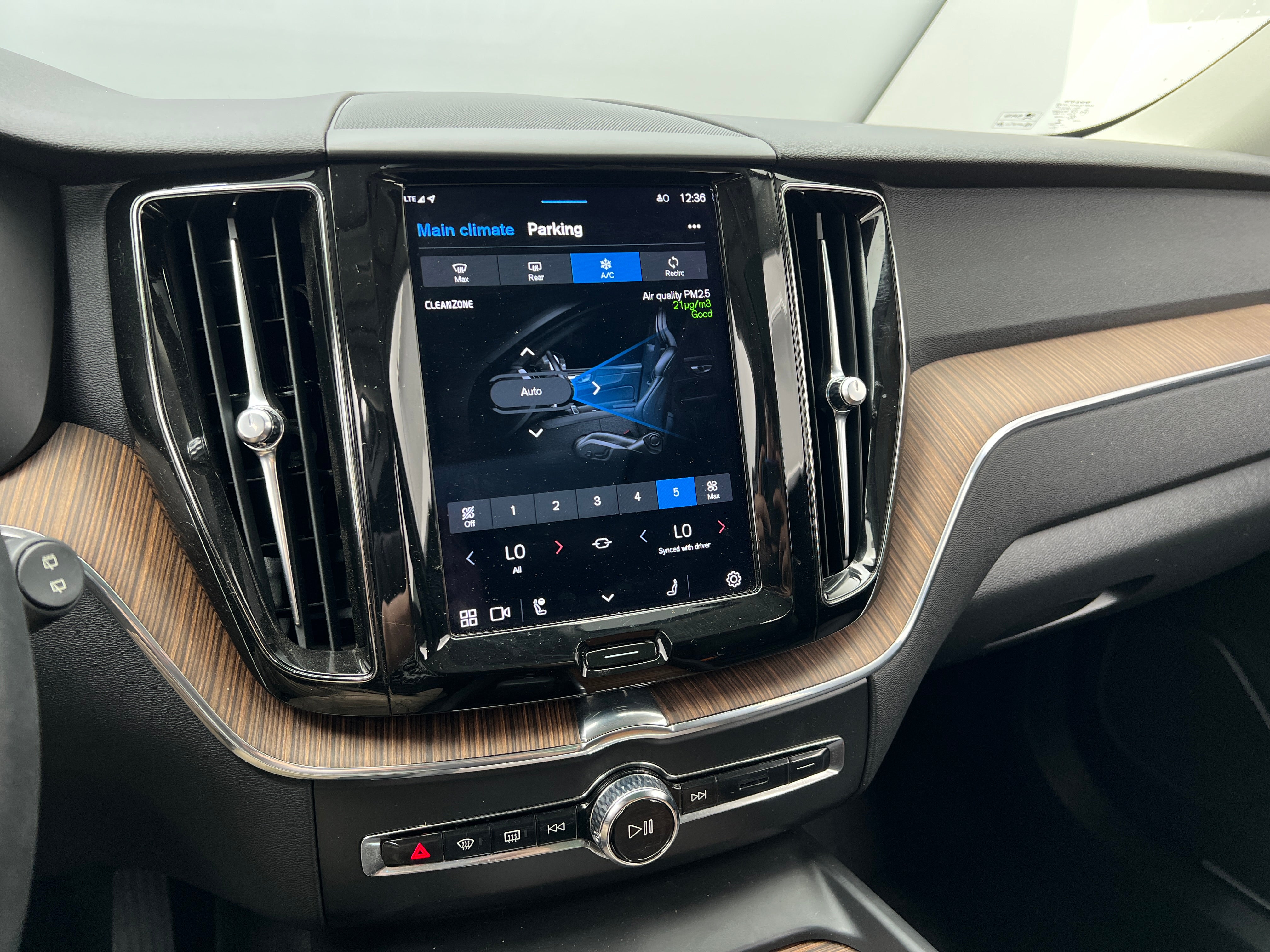 2022 Volvo XC60 B5 Momentum 4