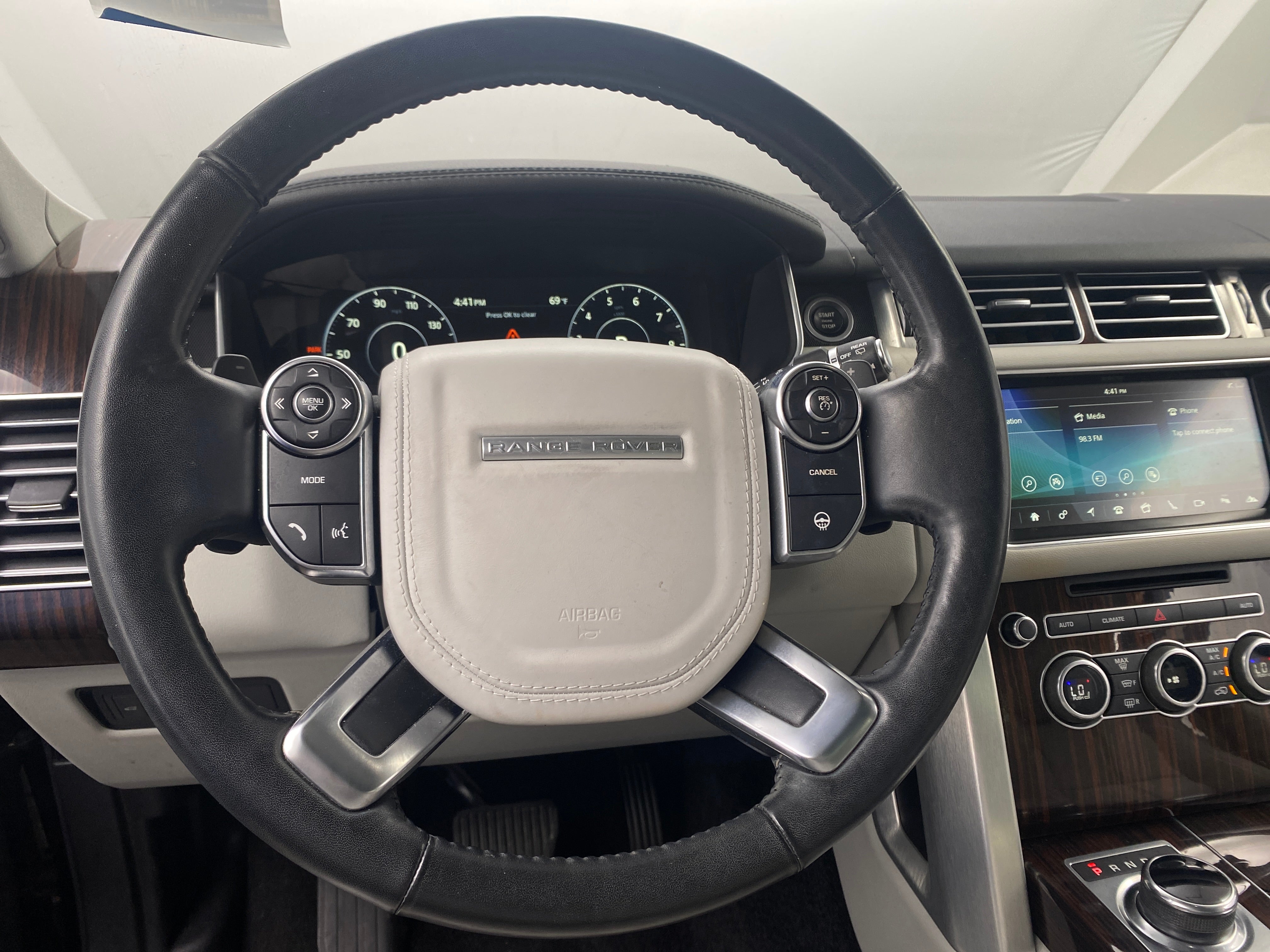 2017 Land Rover Range Rover SE 4