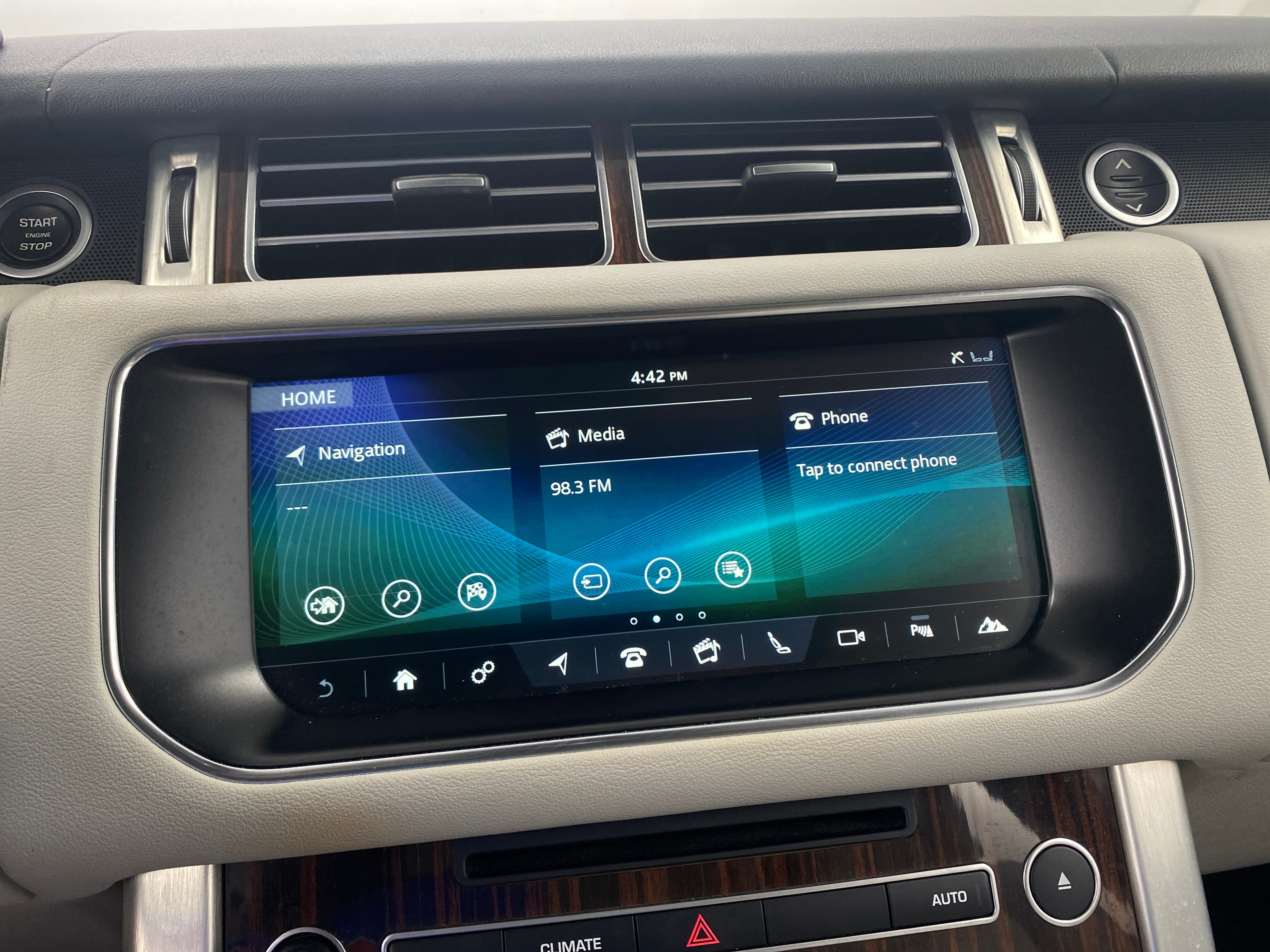 2017 Land Rover Range Rover SE 3