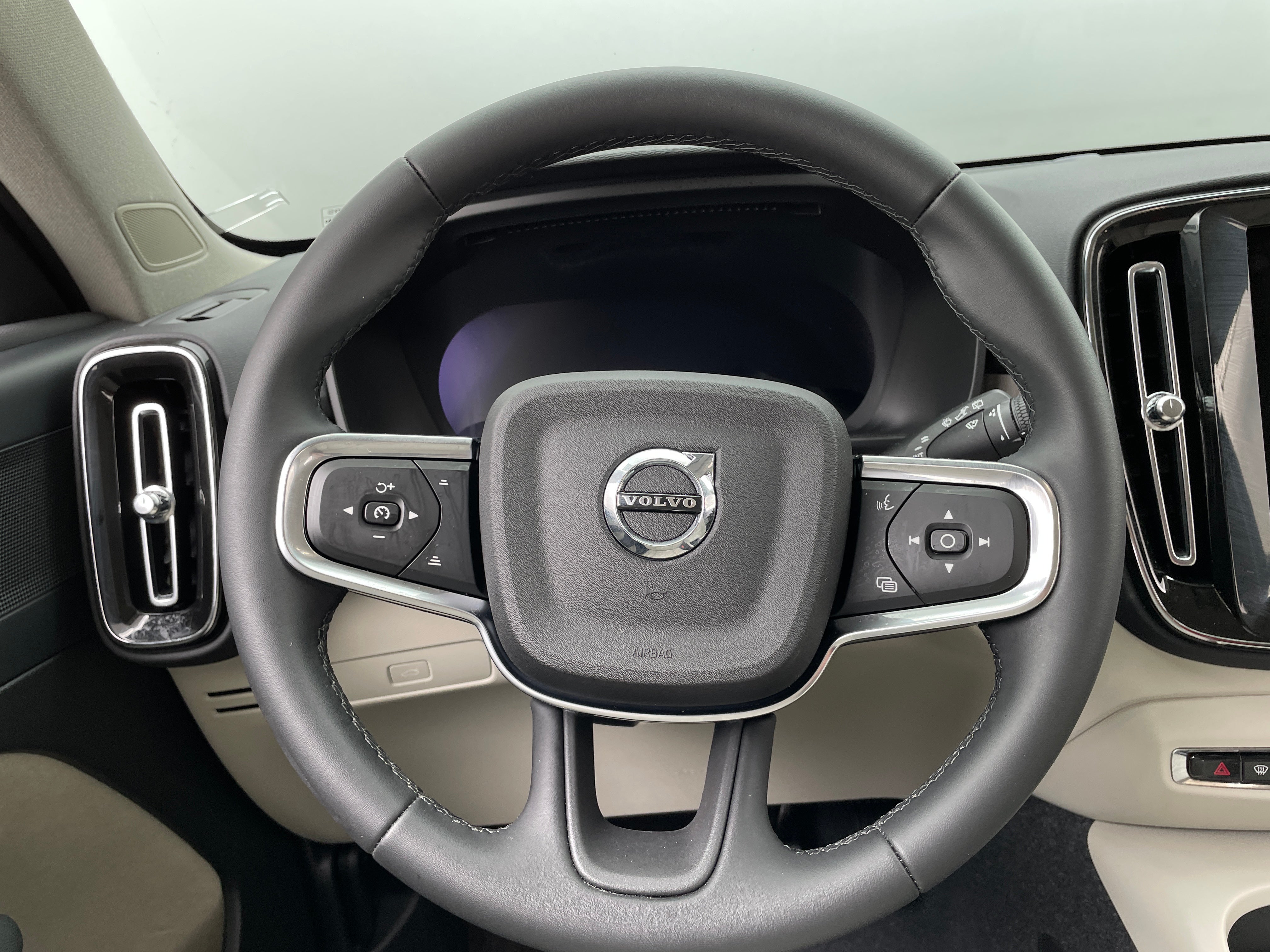 2024 Volvo XC40 B5 Plus 4