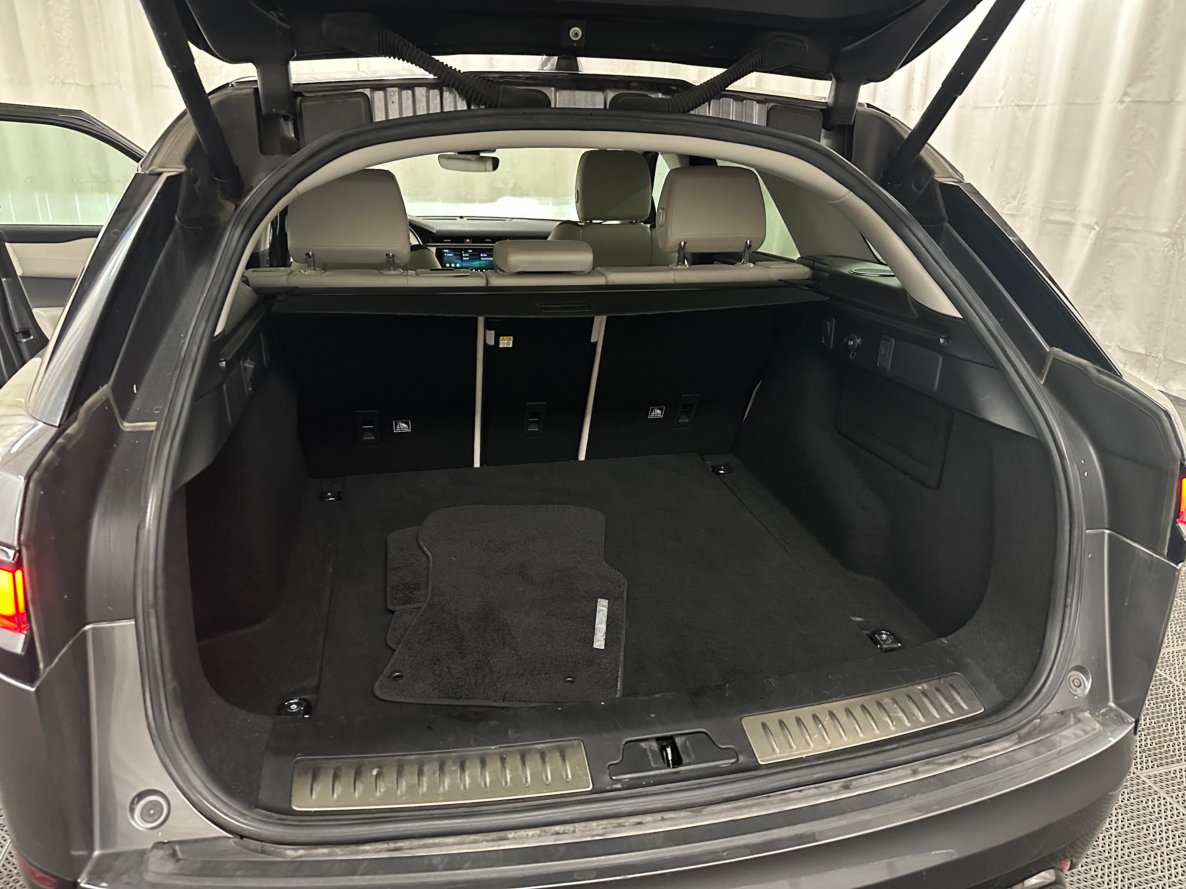 2019 Land Rover Range Rover Velar R-Dynamic SE 6