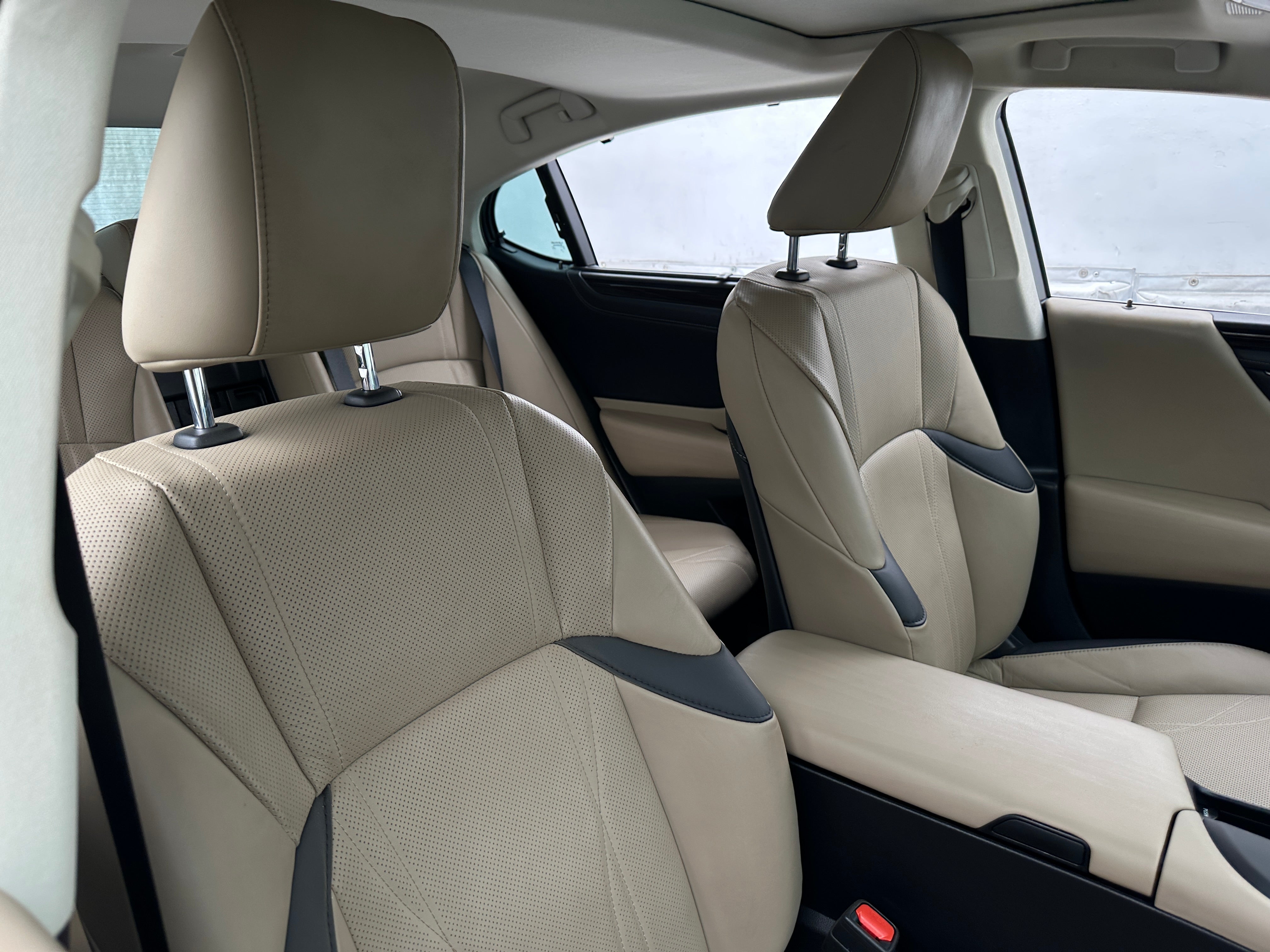 2021 Lexus ES  2