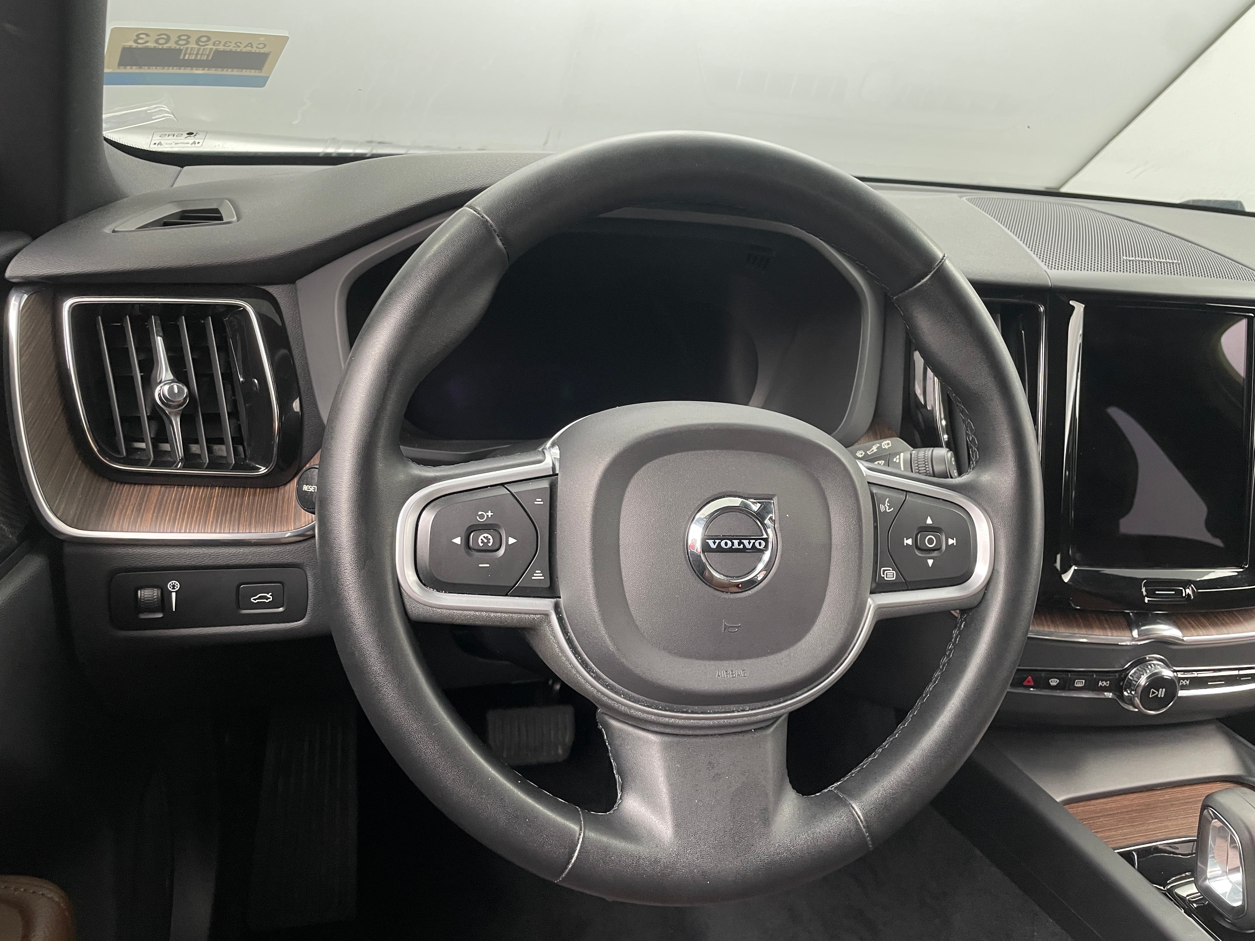 2022 Volvo XC60 B5 Momentum 5