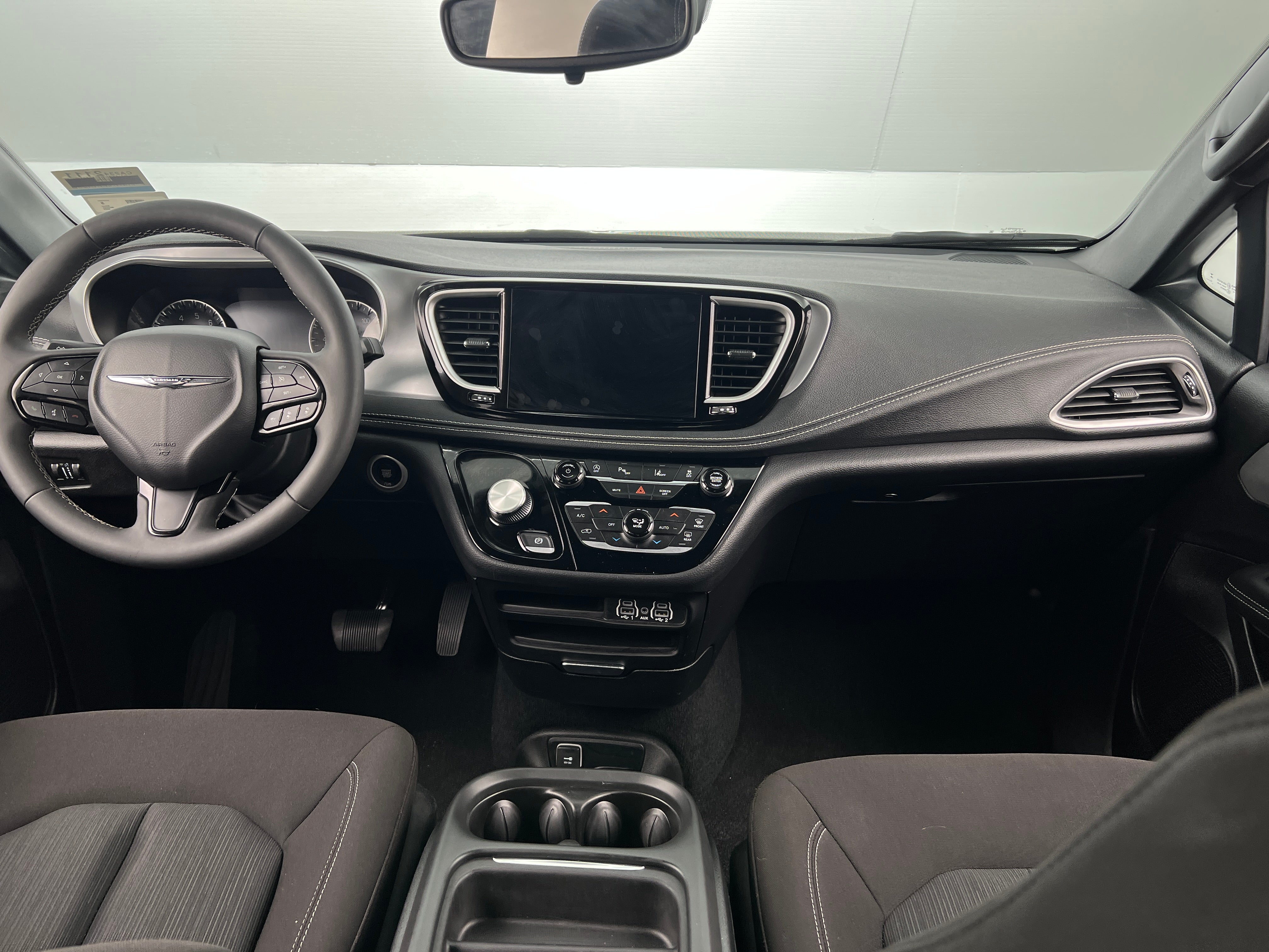 2023 Chrysler Pacifica Touring 3