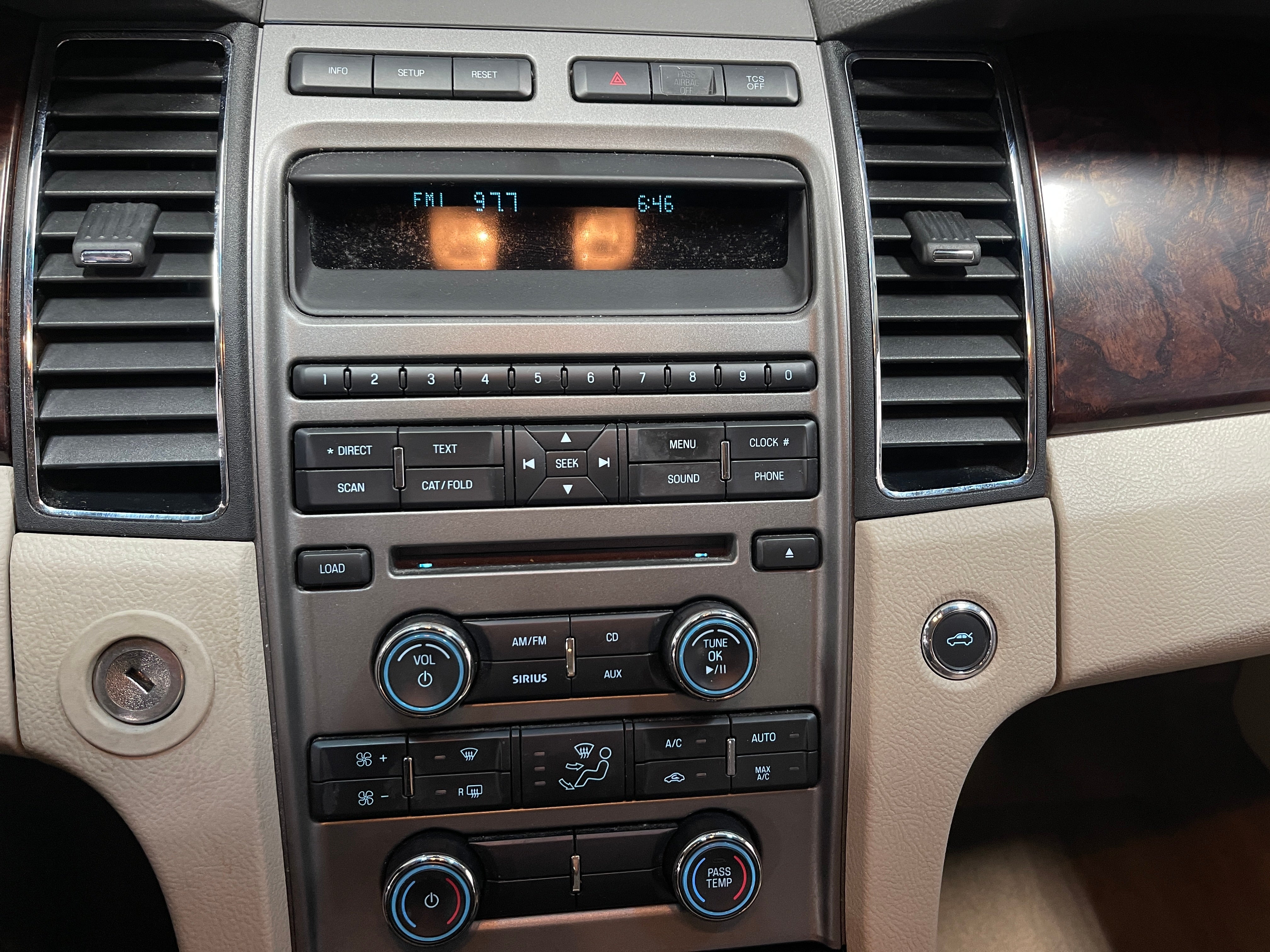 2012 Ford Taurus SEL 4