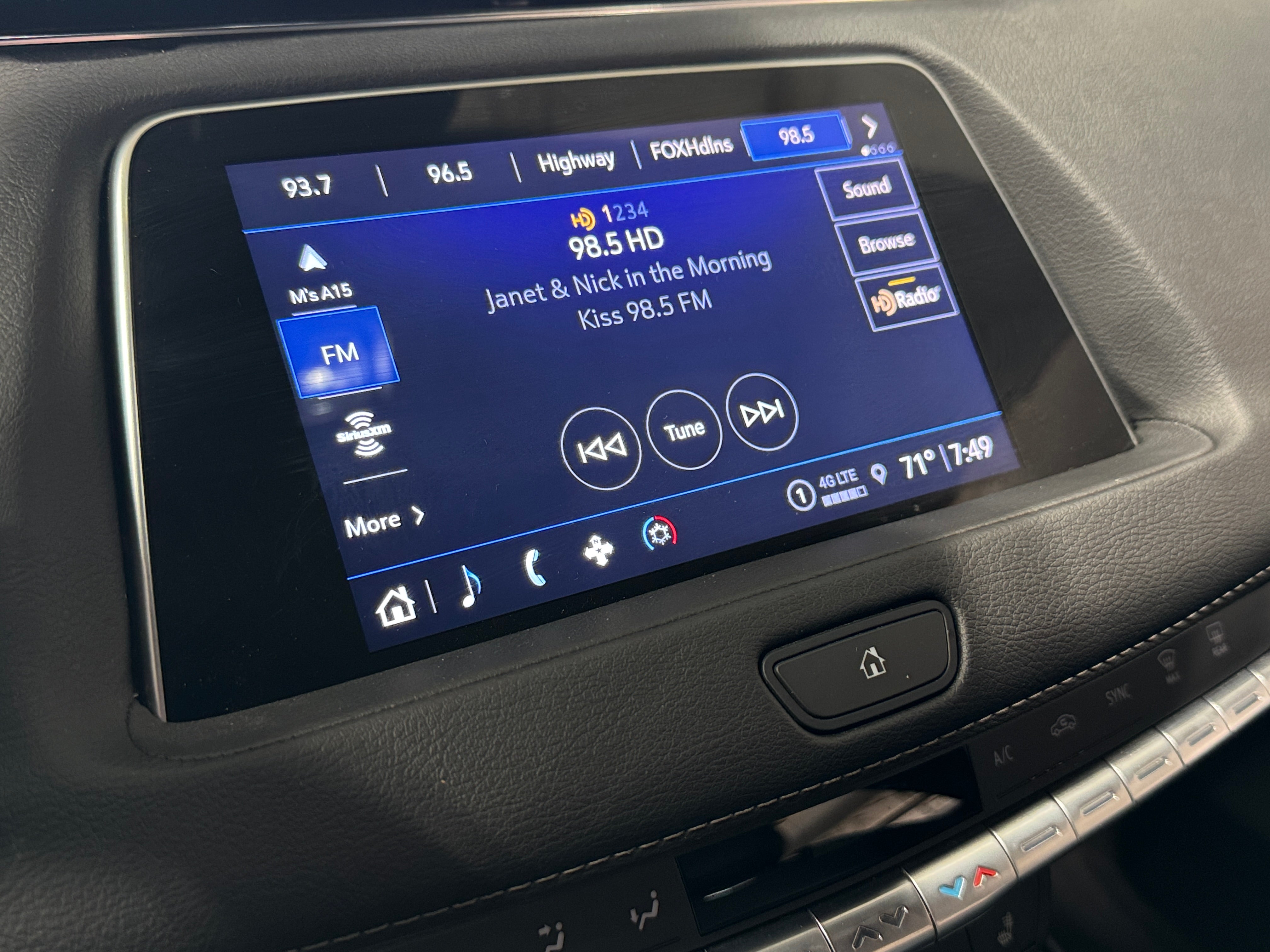 2023 Cadillac XT4 Premium Luxury 3