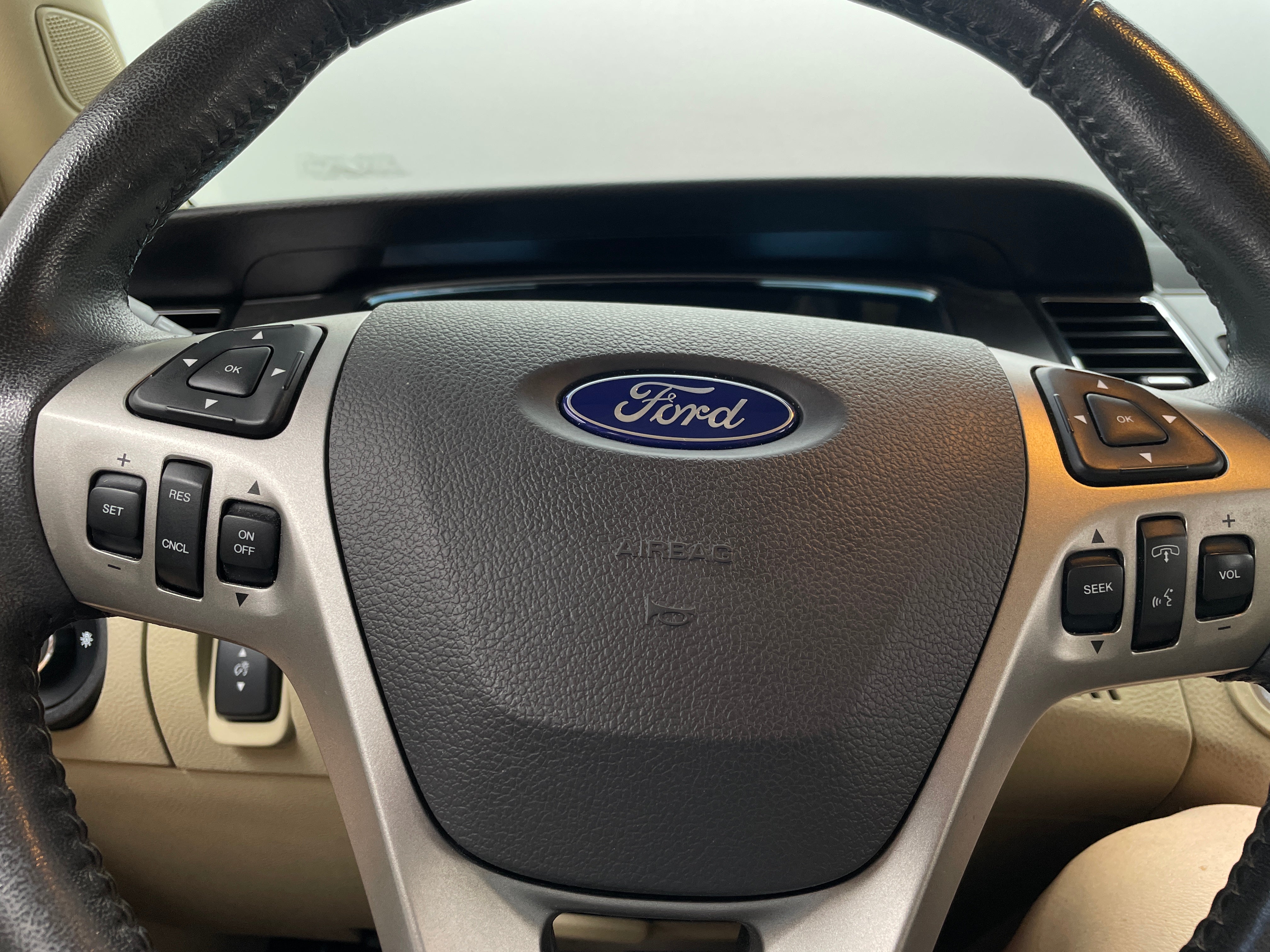 2014 Ford Taurus SEL 4