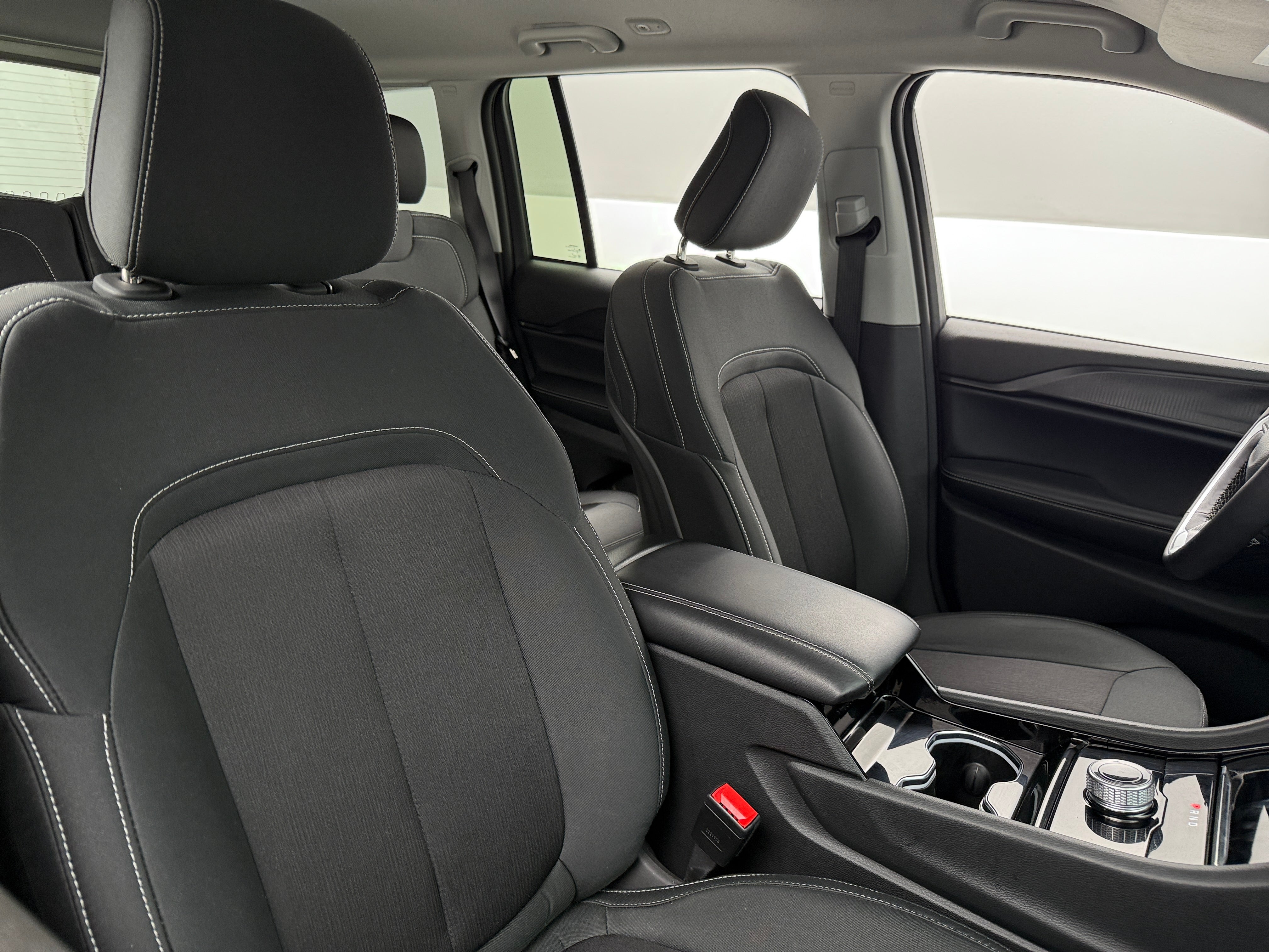 2023 Jeep Grand Cherokee Laredo 2