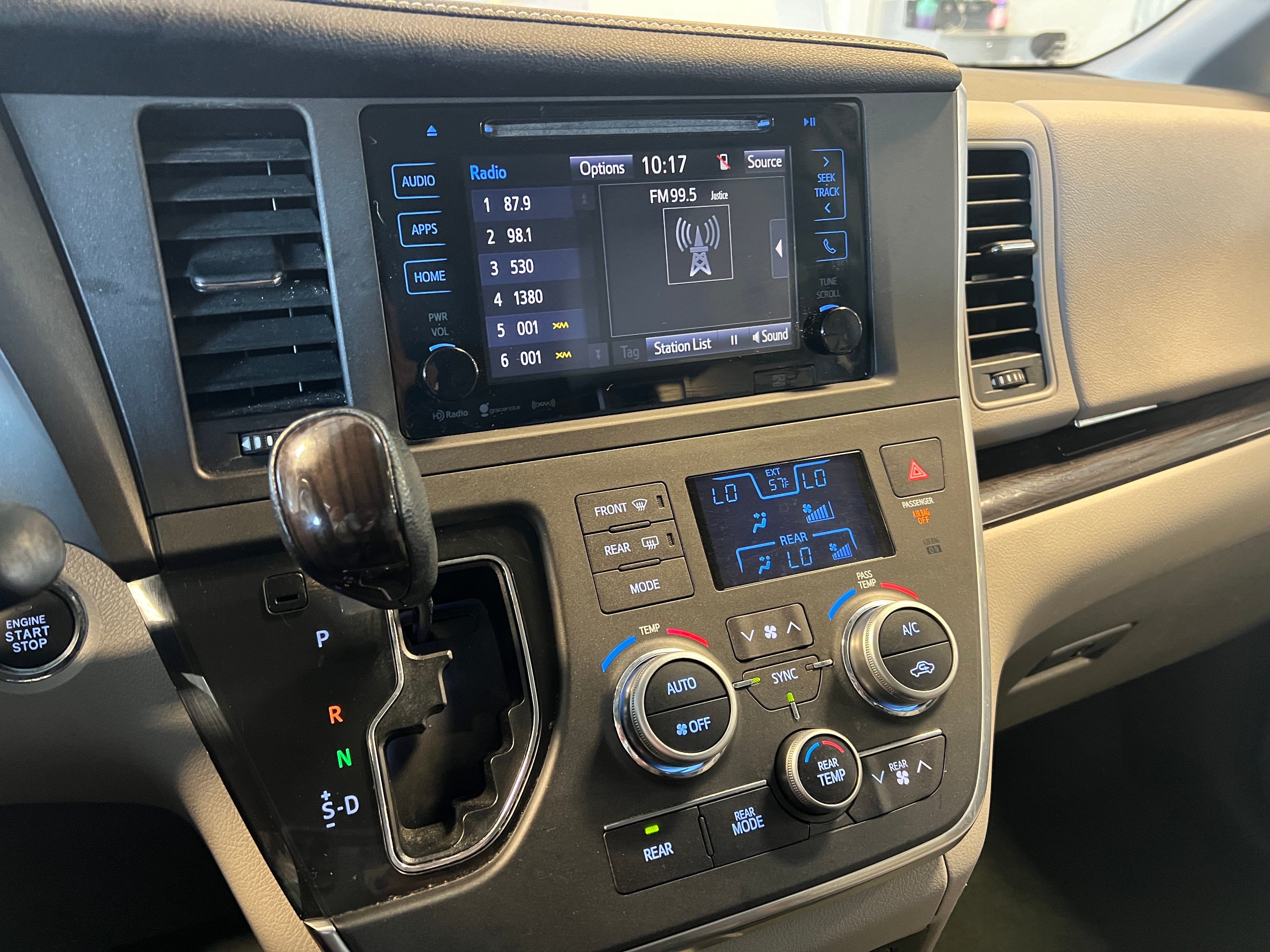 2016 Toyota Sienna XLE 3
