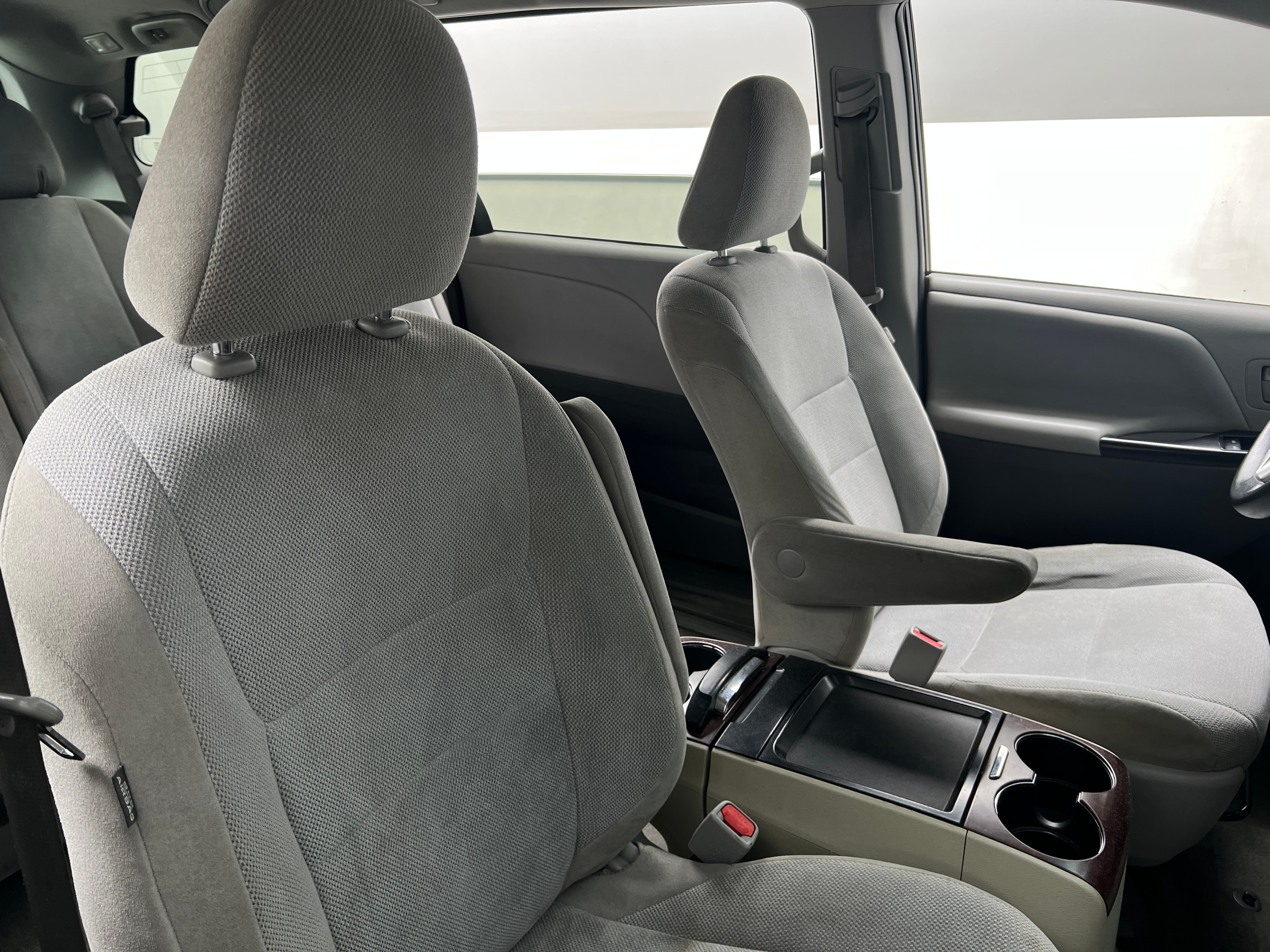 2015 Toyota Sienna L 2