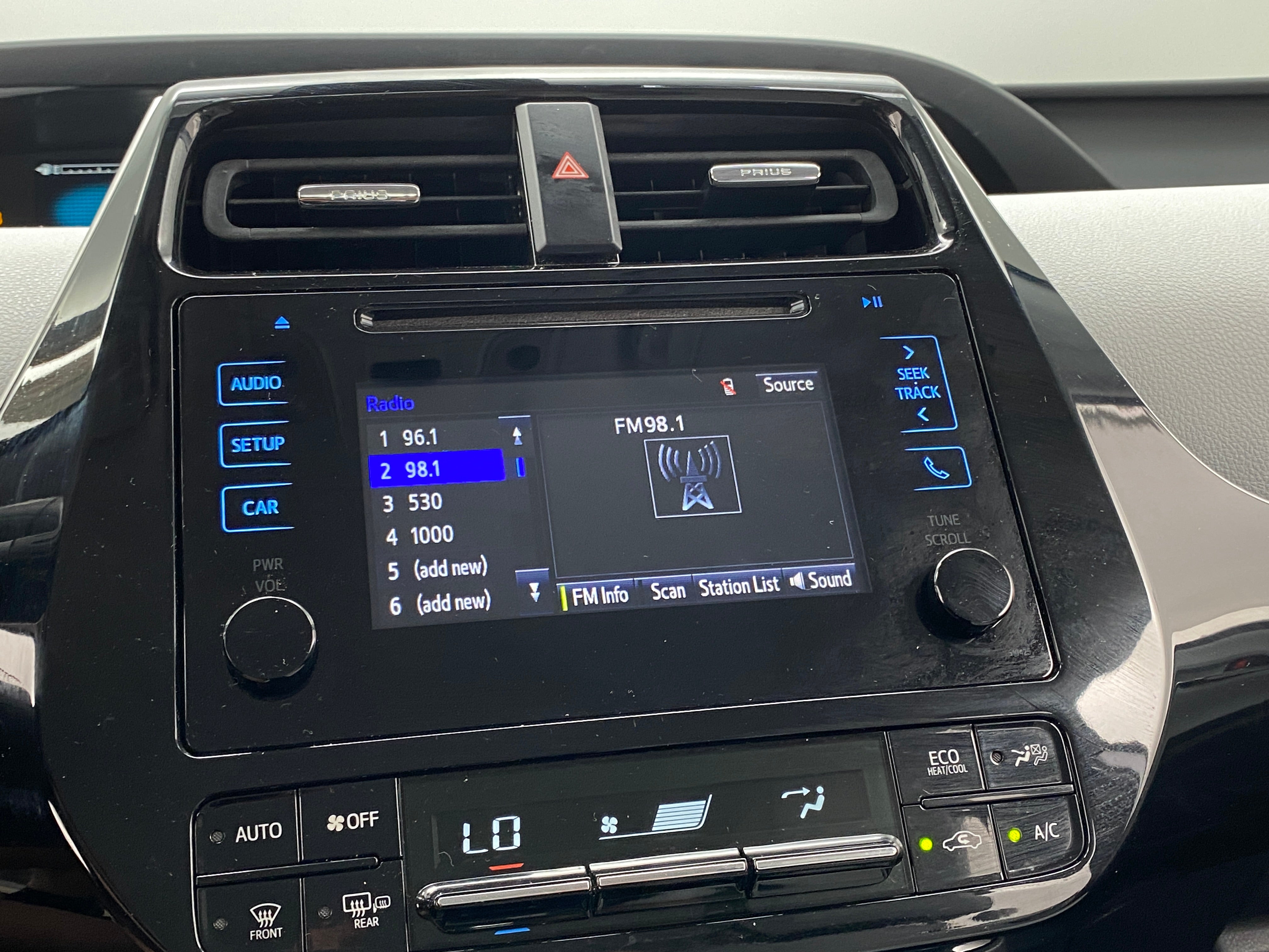 2019 Toyota Prius XLE 3