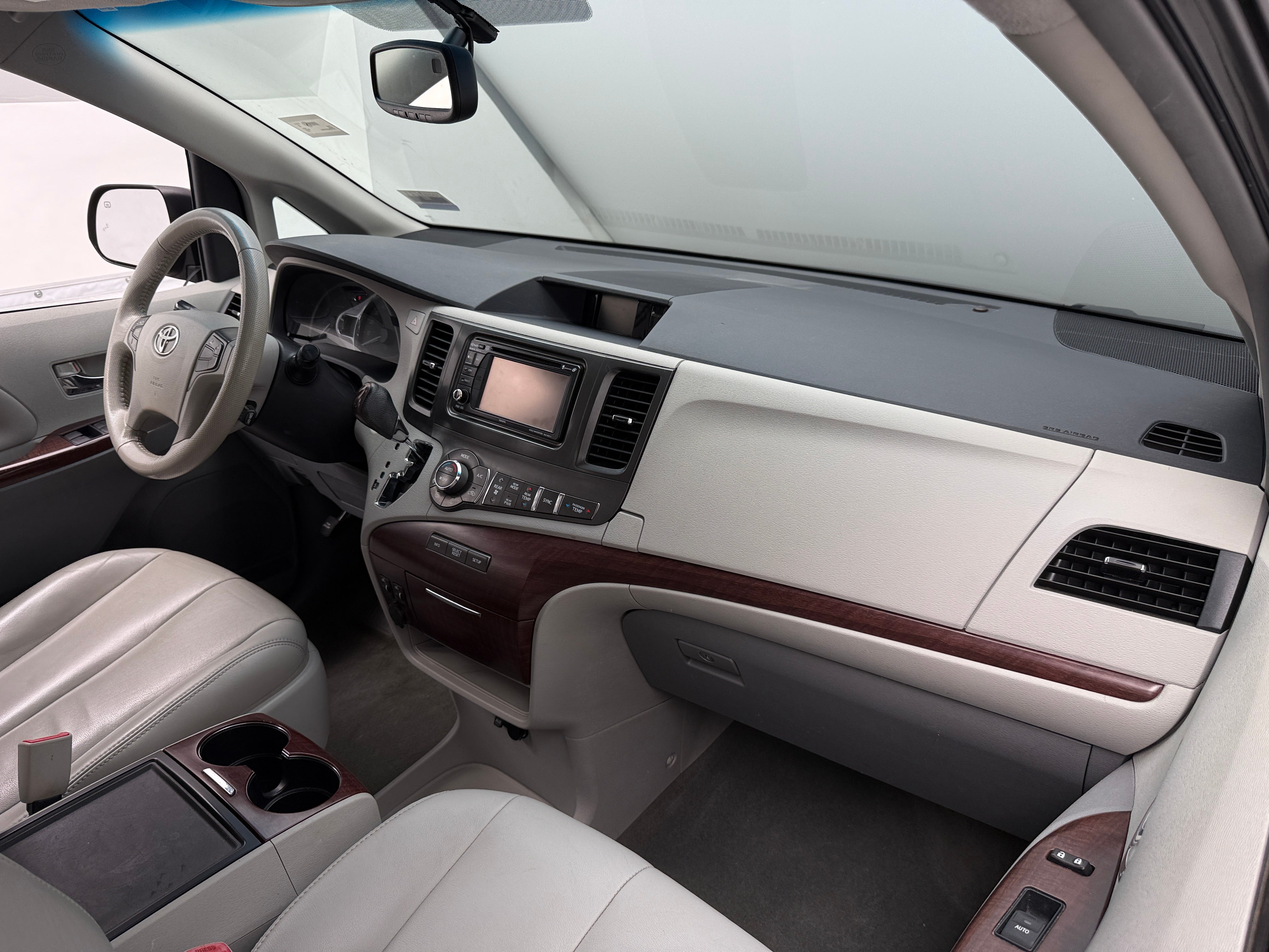 2014 Toyota Sienna XLE 2