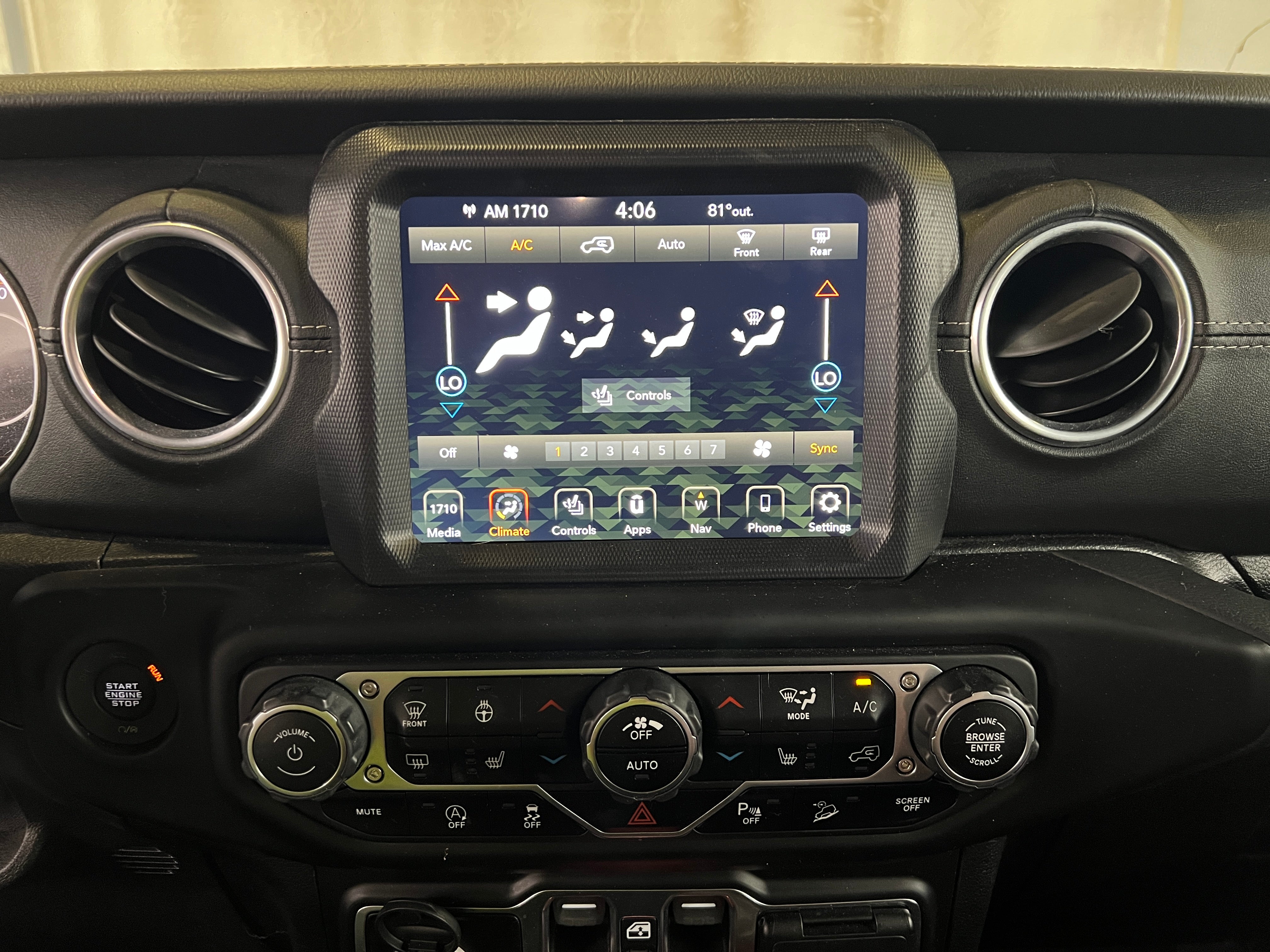 2020 Jeep Wrangler Unlimited Sahara 3