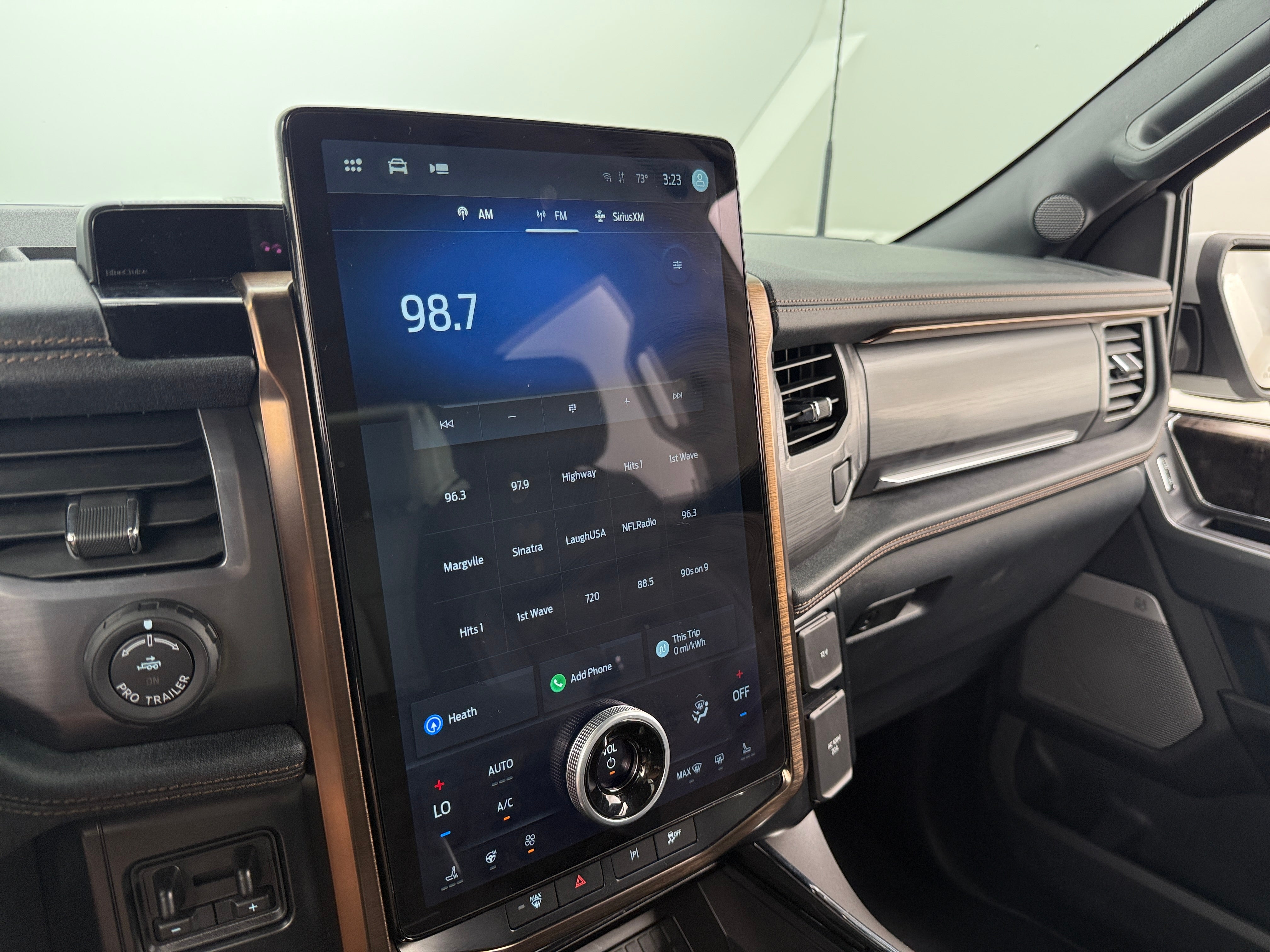 2023 Ford F-150 Lightning Lariat 3
