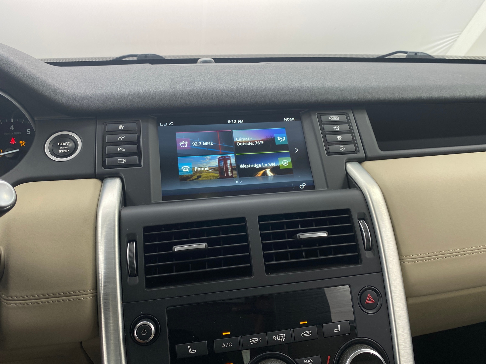Thumbnail: 2018 Land Rover Discovery Sport - 3