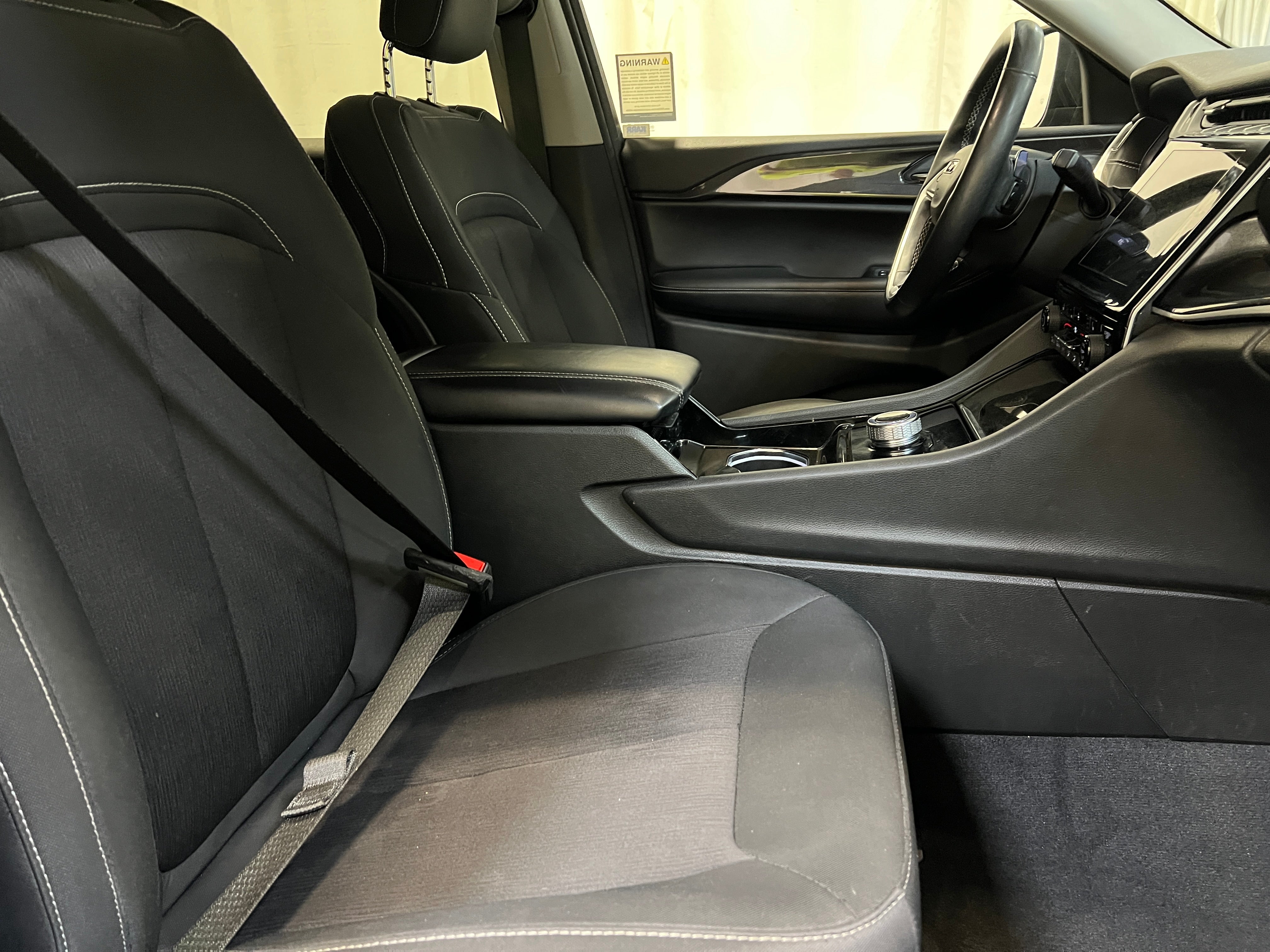 2022 Jeep Grand Cherokee L Laredo 2