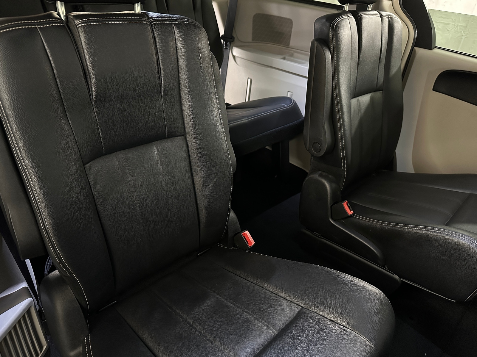 Thumbnail: 2016 Chrysler Town & Country - 5
