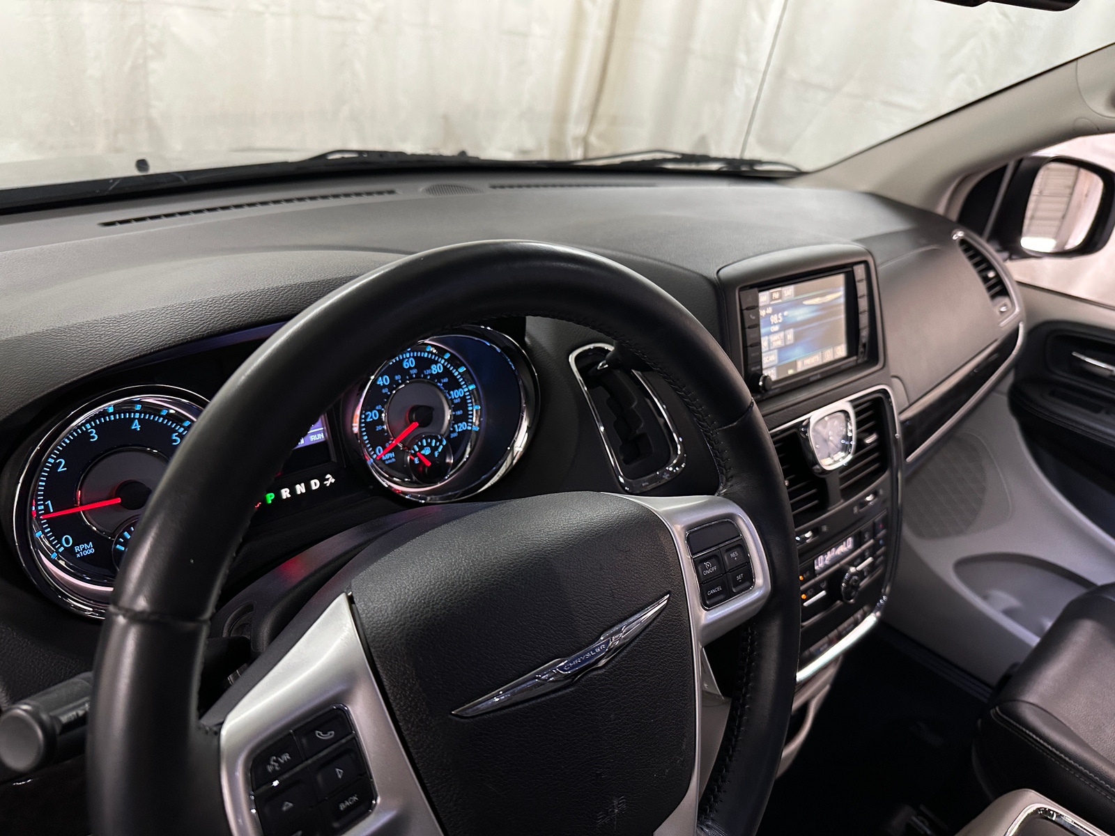 Thumbnail: 2016 Chrysler Town & Country - 2