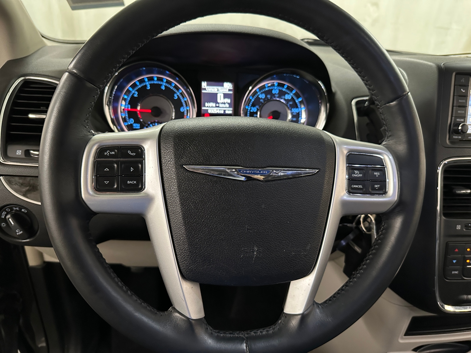 Thumbnail: 2016 Chrysler Town & Country - 4