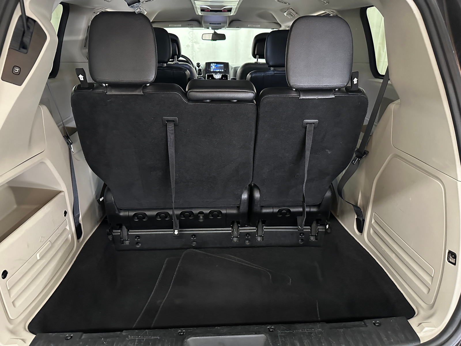 Thumbnail: 2016 Chrysler Town & Country - 6