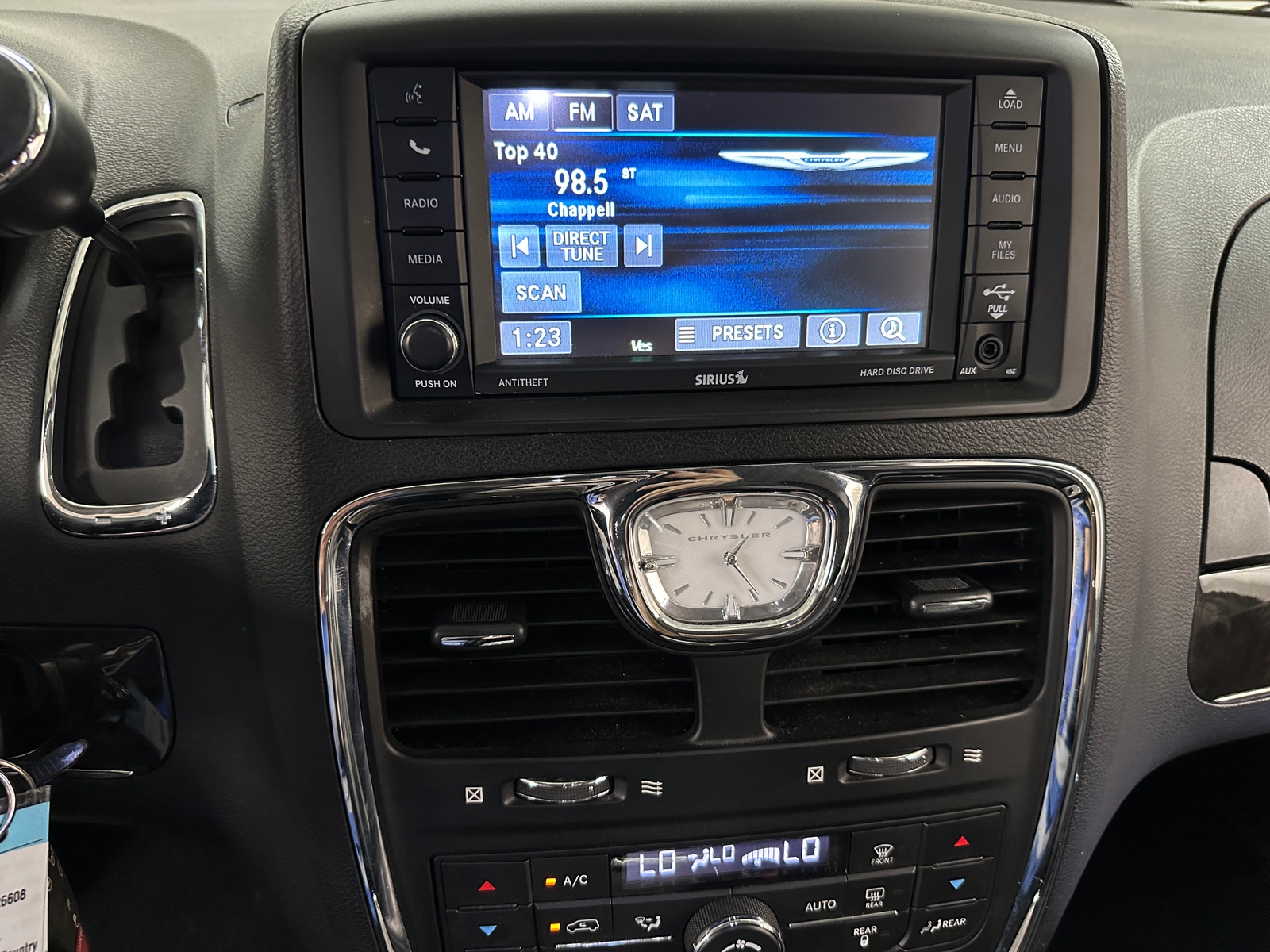 Thumbnail: 2016 Chrysler Town & Country - 3