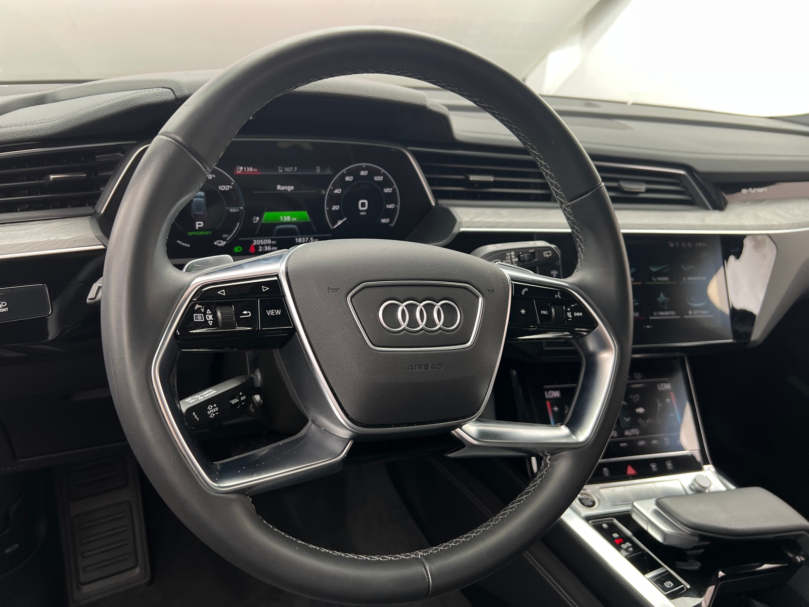 Thumbnail: 2022 Audi e-tron - 4