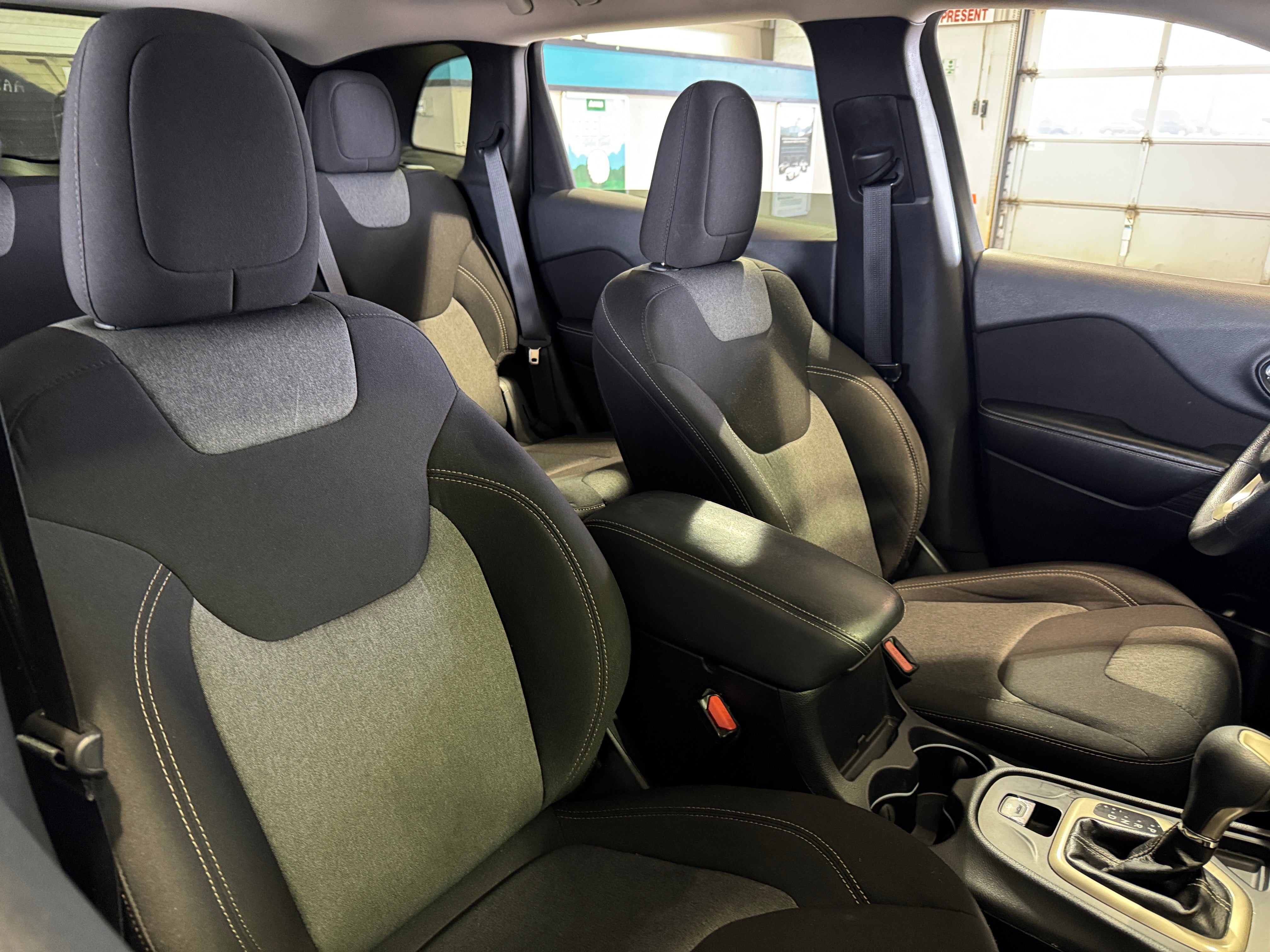 2016 Jeep Cherokee Sport 2