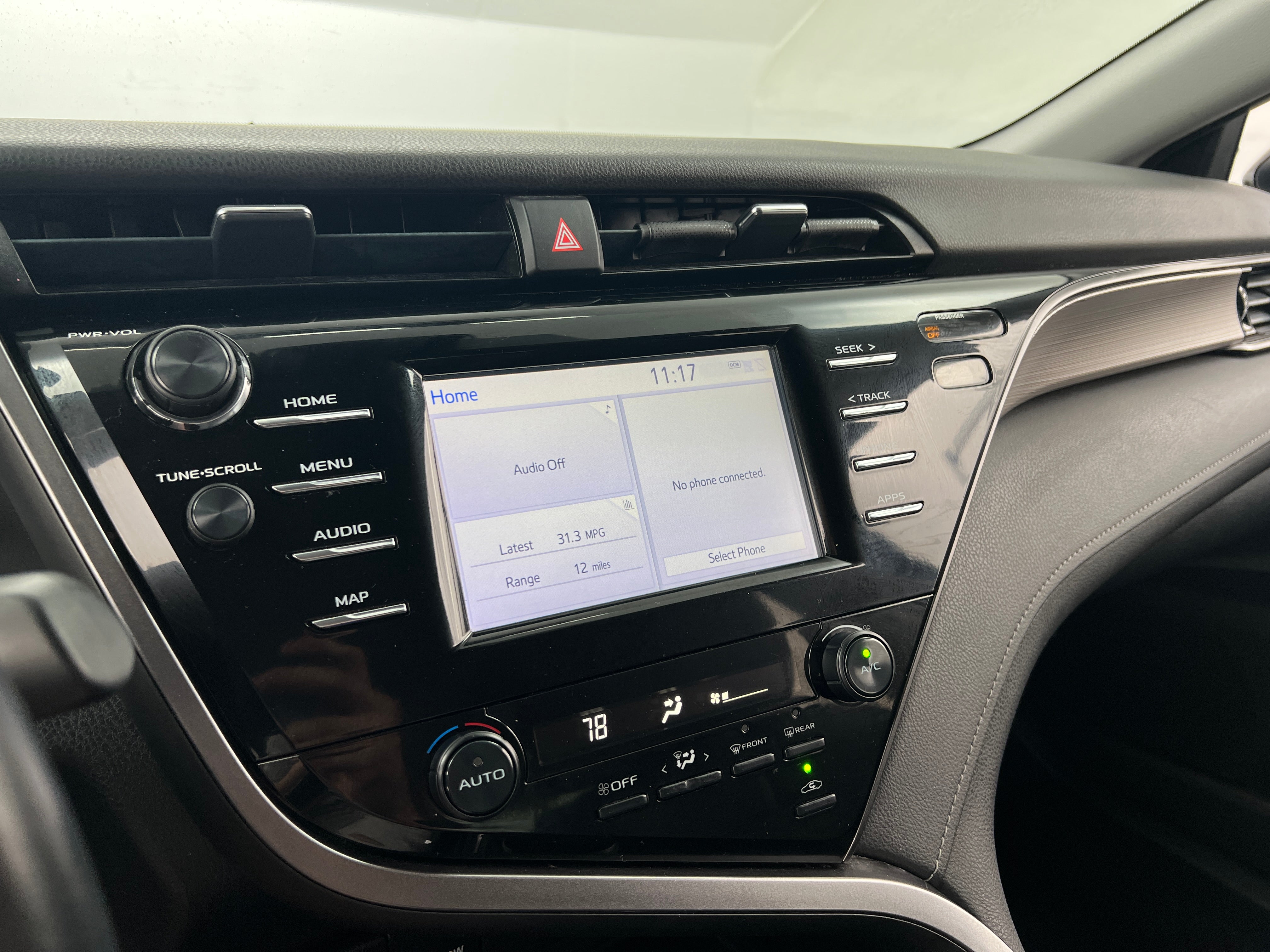 2019 Toyota Camry SE 4