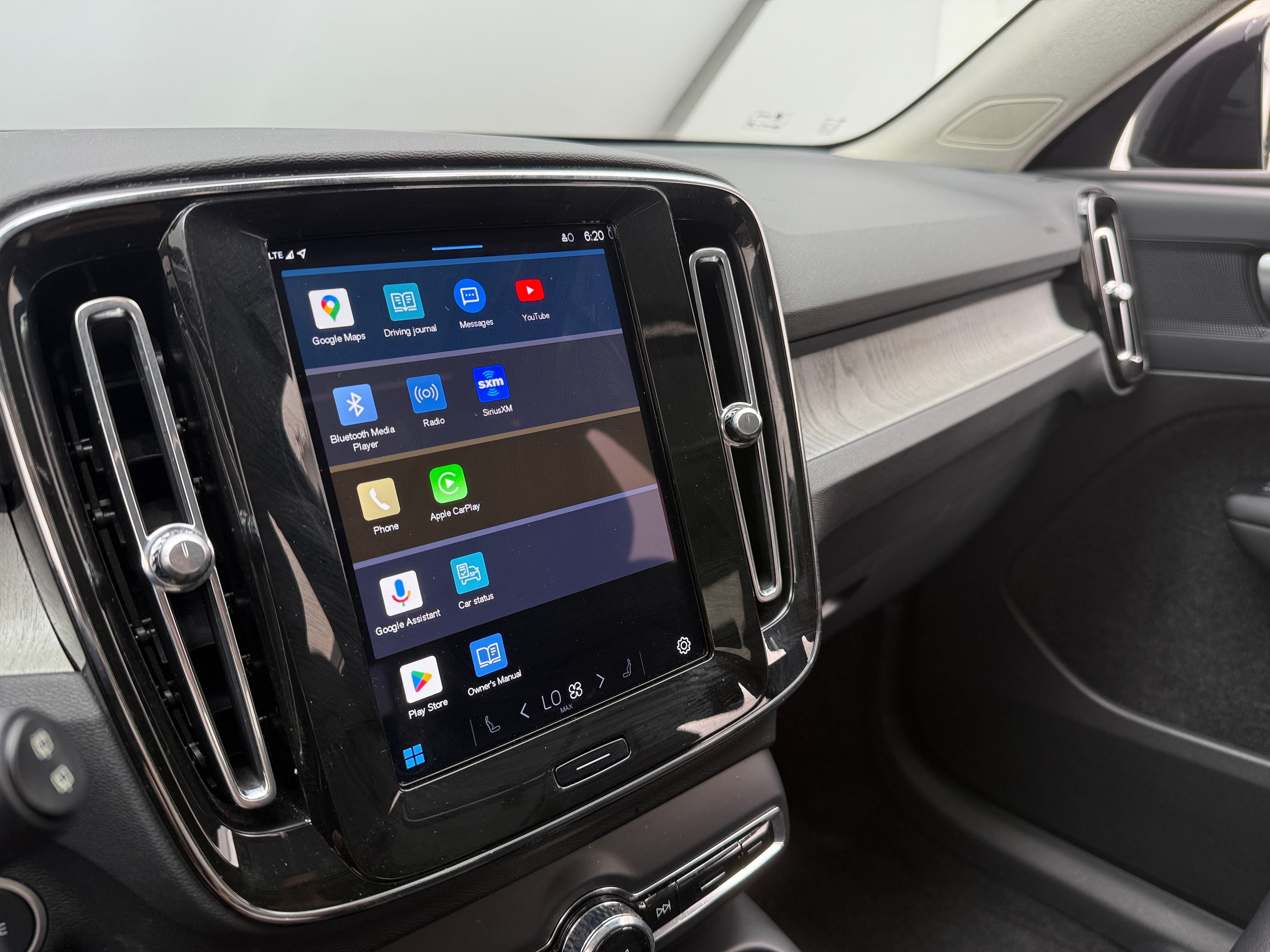 2024 Volvo XC40 B5 Core 4
