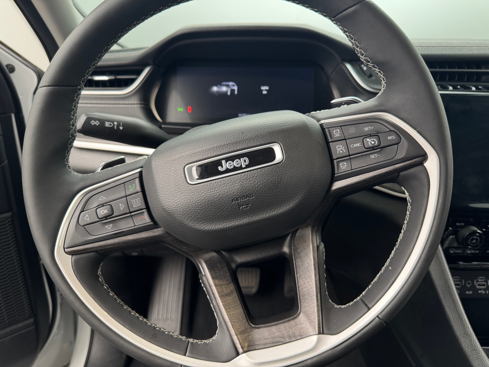 Thumbnail: 2023 Jeep Grand Cherokee L - 4