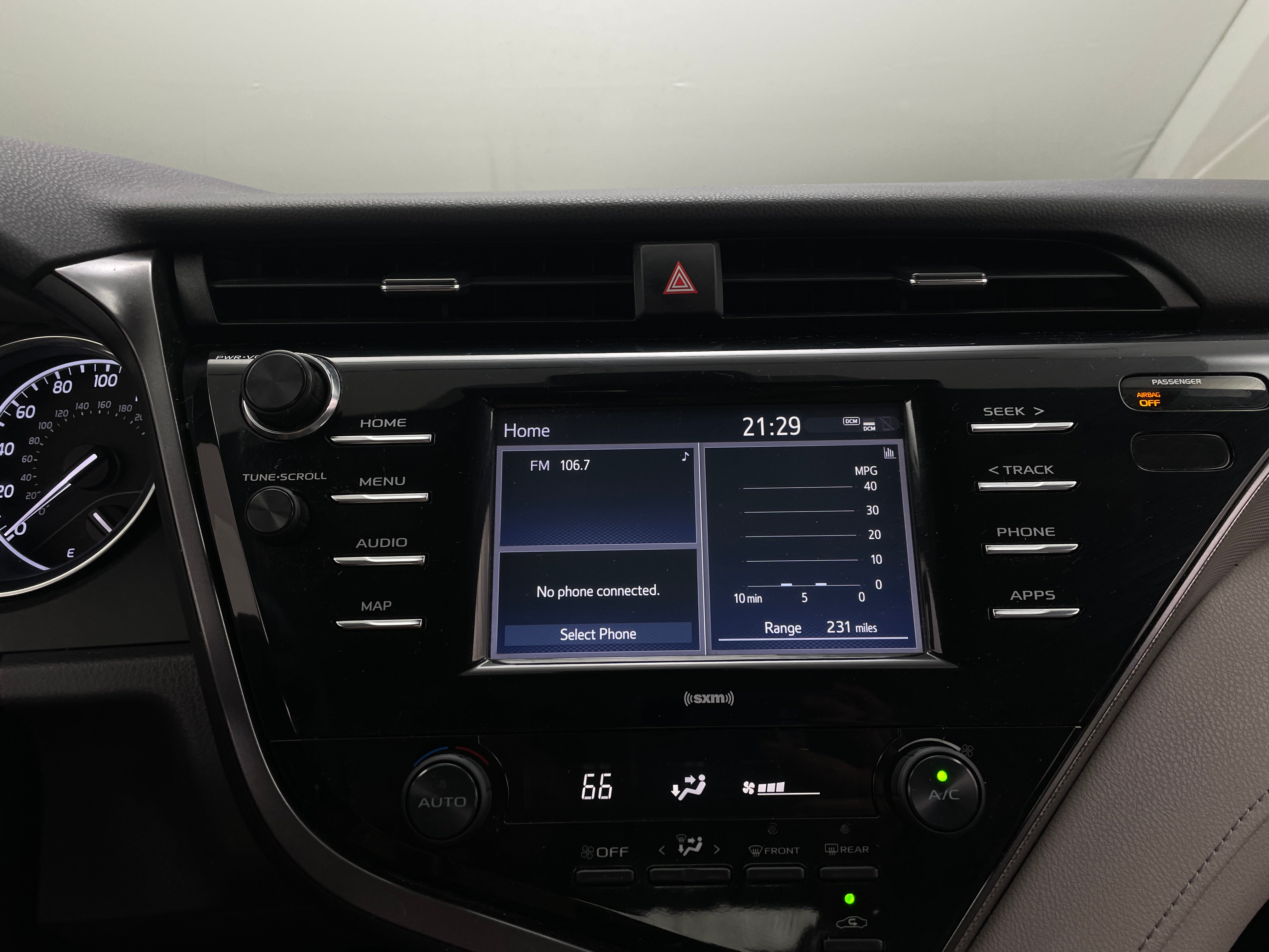 2020 Toyota Camry SE 4