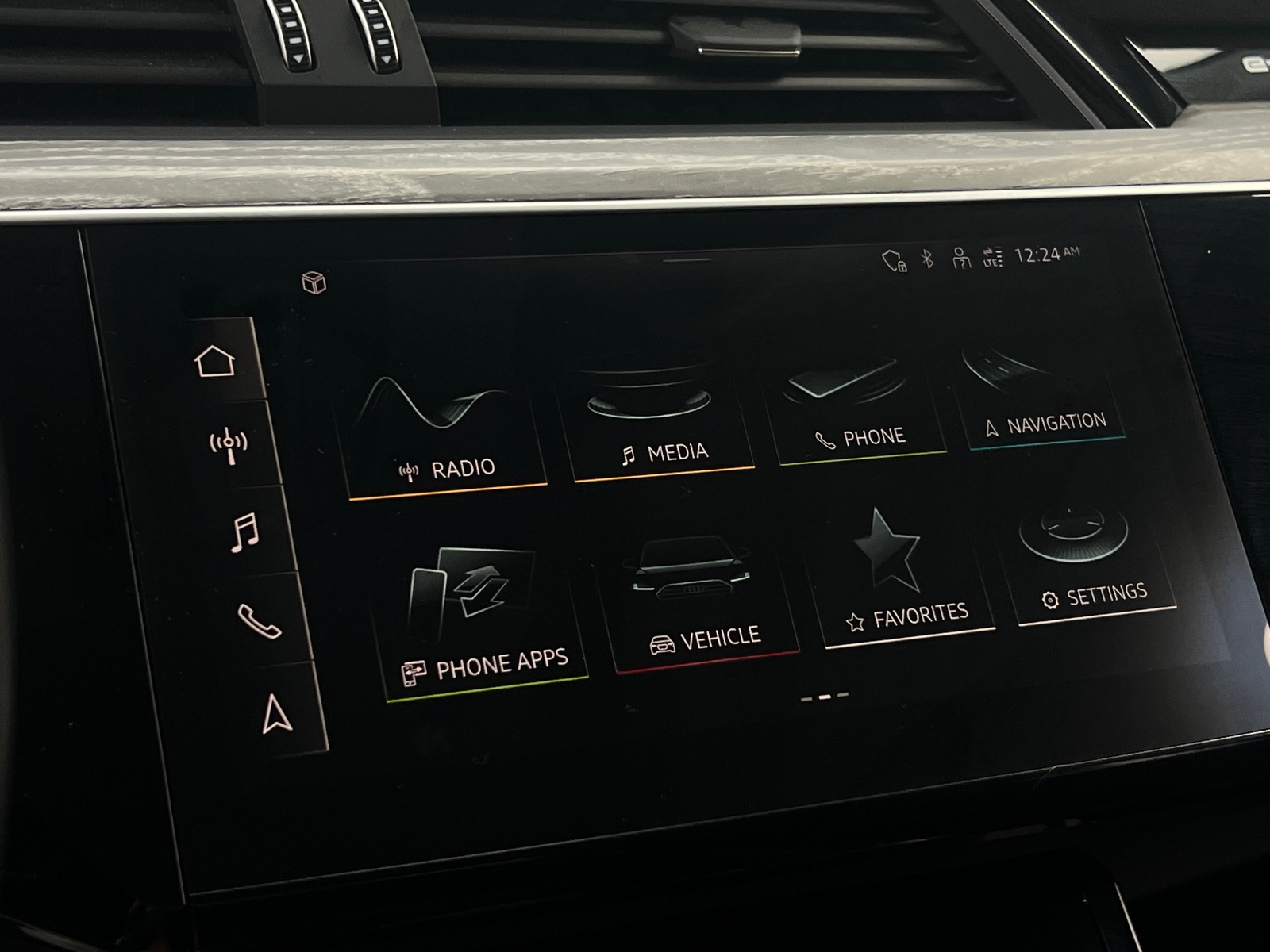 Thumbnail: 2022 Audi e-tron S - 3