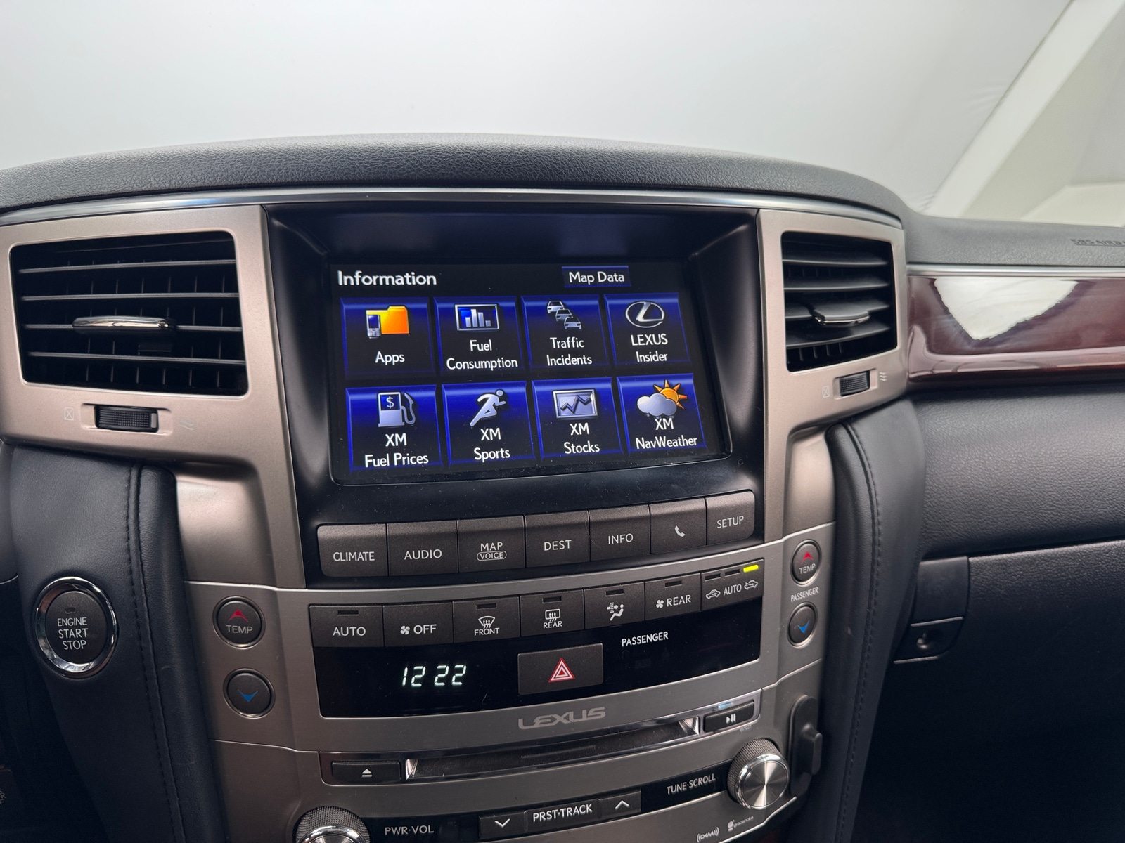 Thumbnail: 2015 Lexus LX - 3