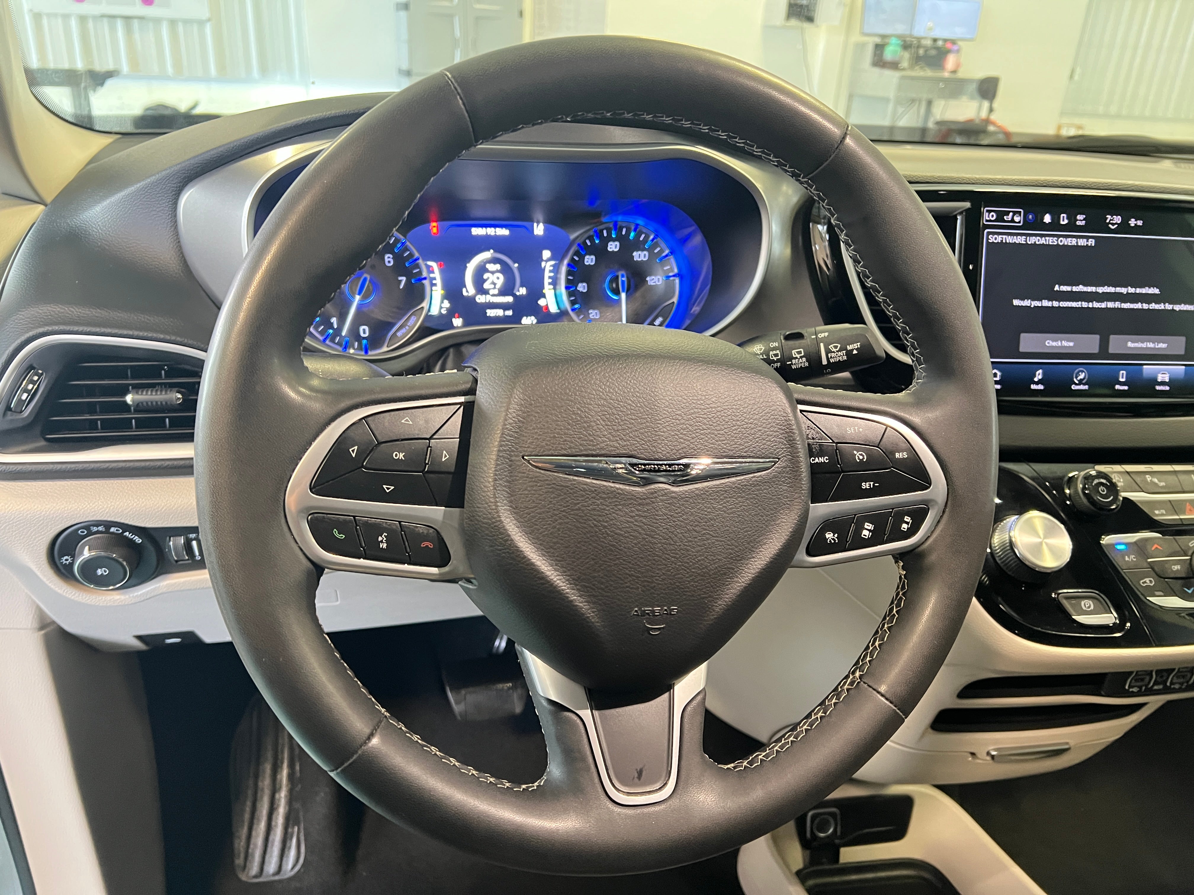 2023 Chrysler Pacifica Touring L 4