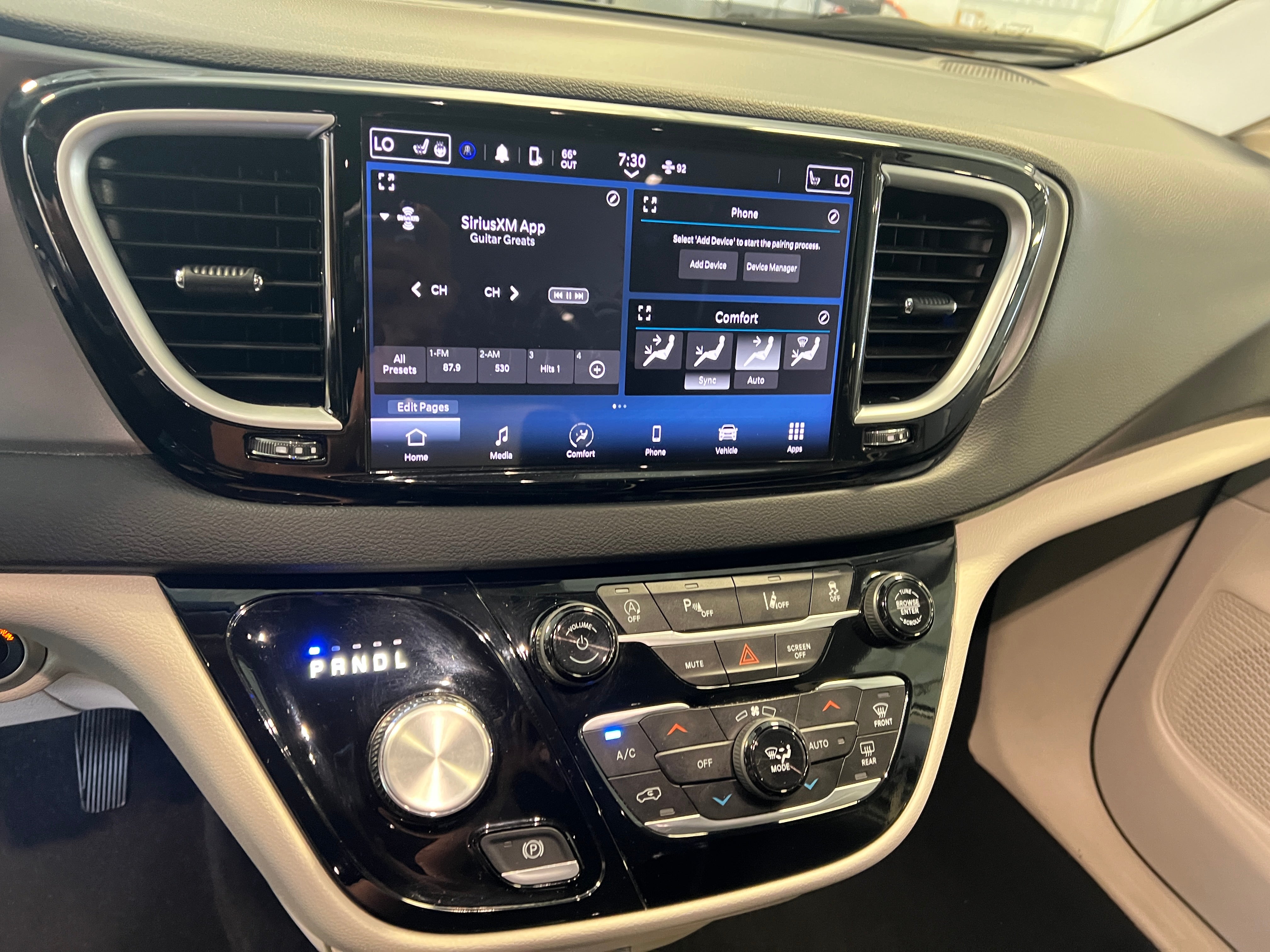 2023 Chrysler Pacifica Touring L 3