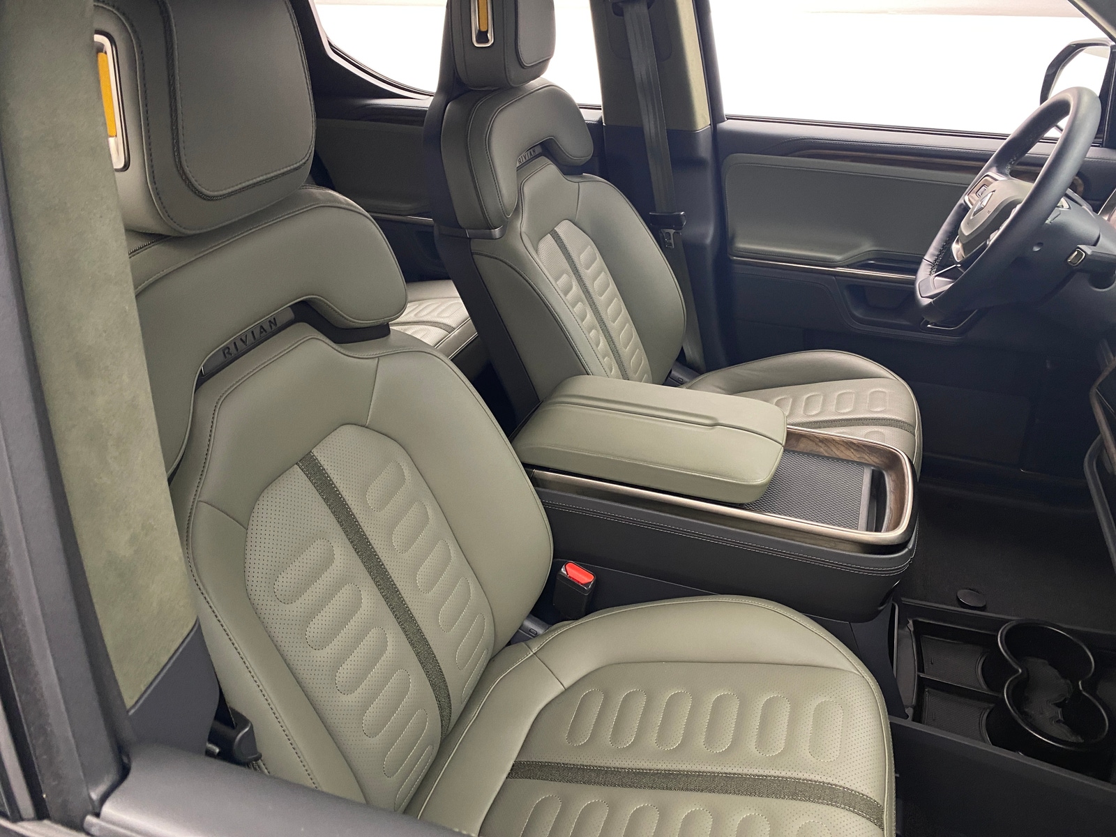 Thumbnail: 2022 Rivian R1T - 2