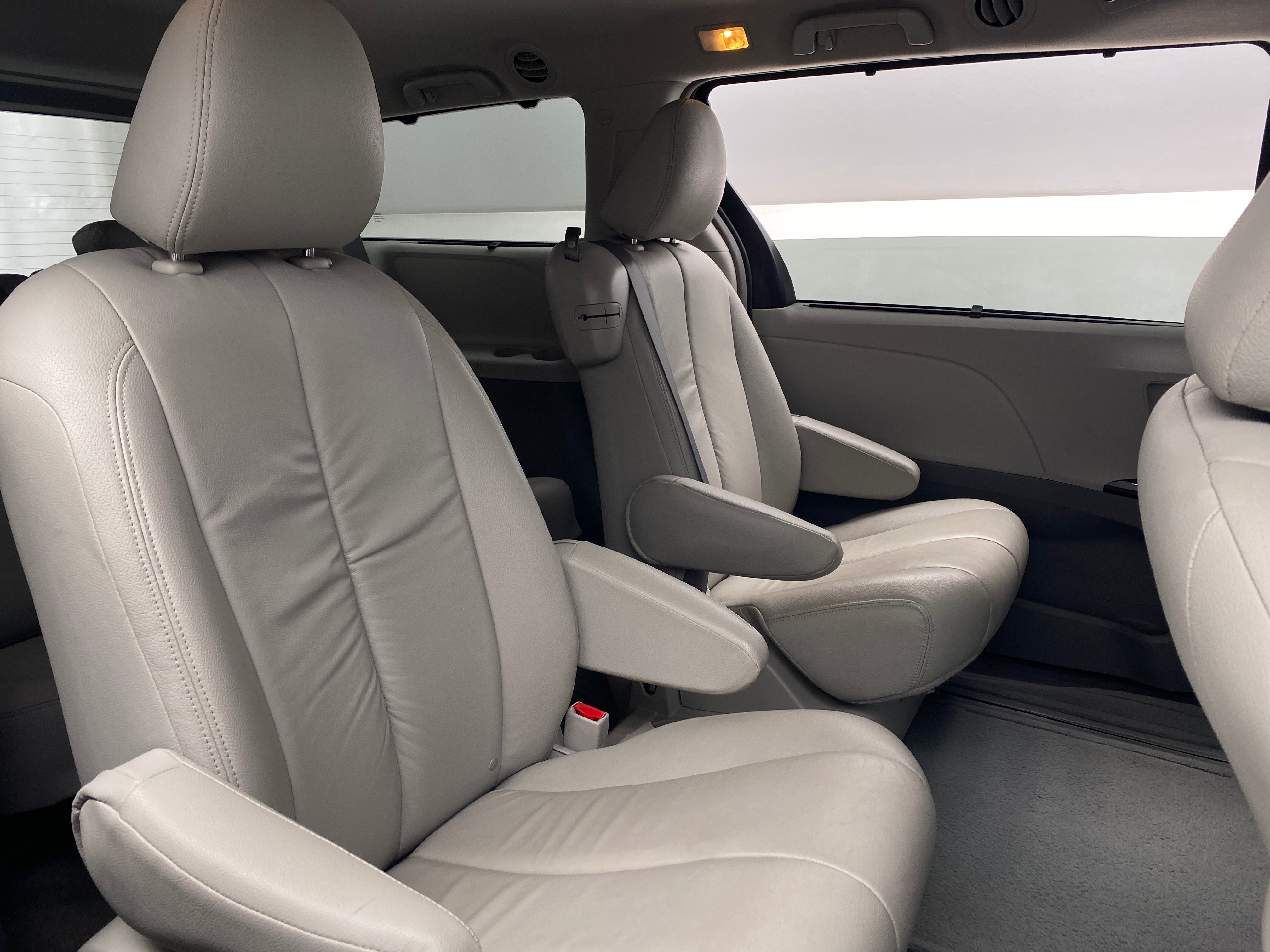 2012 Toyota Sienna LE 6