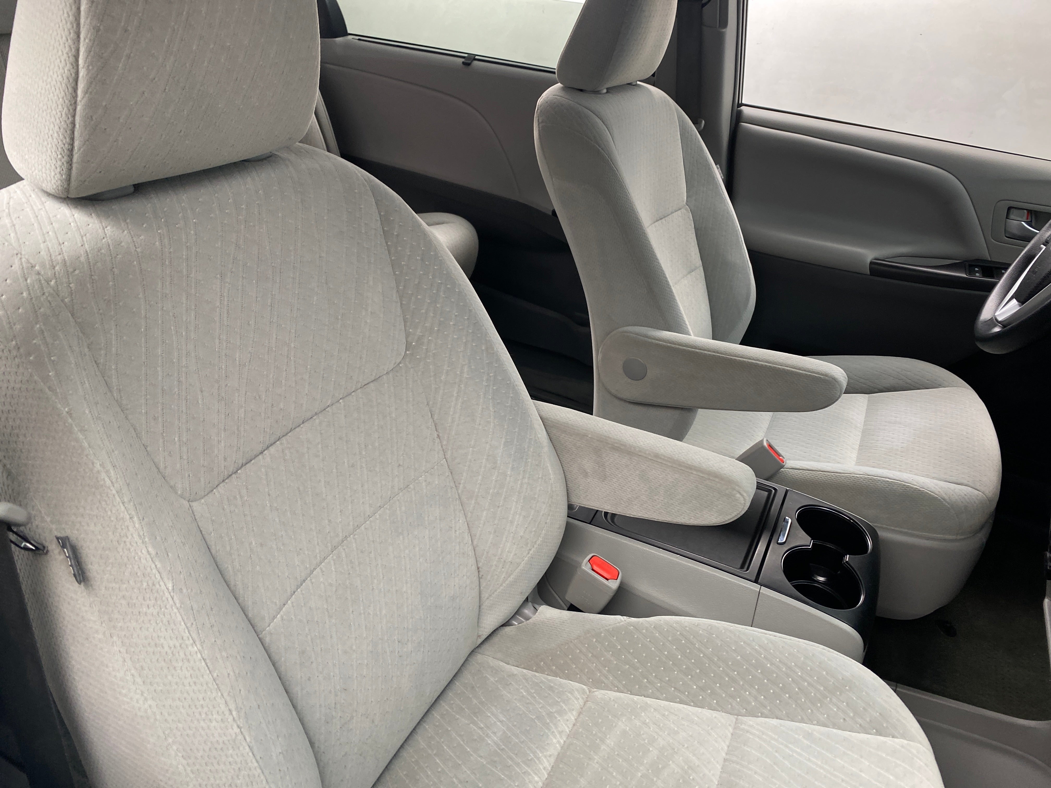 2016 Toyota Sienna LE 2