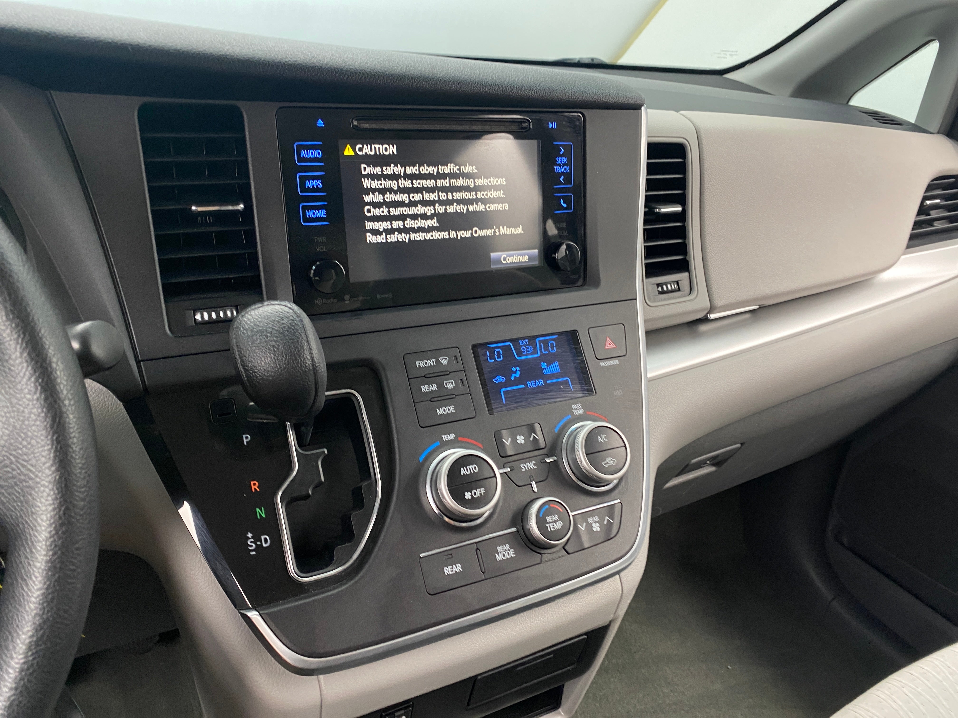 2016 Toyota Sienna LE 4