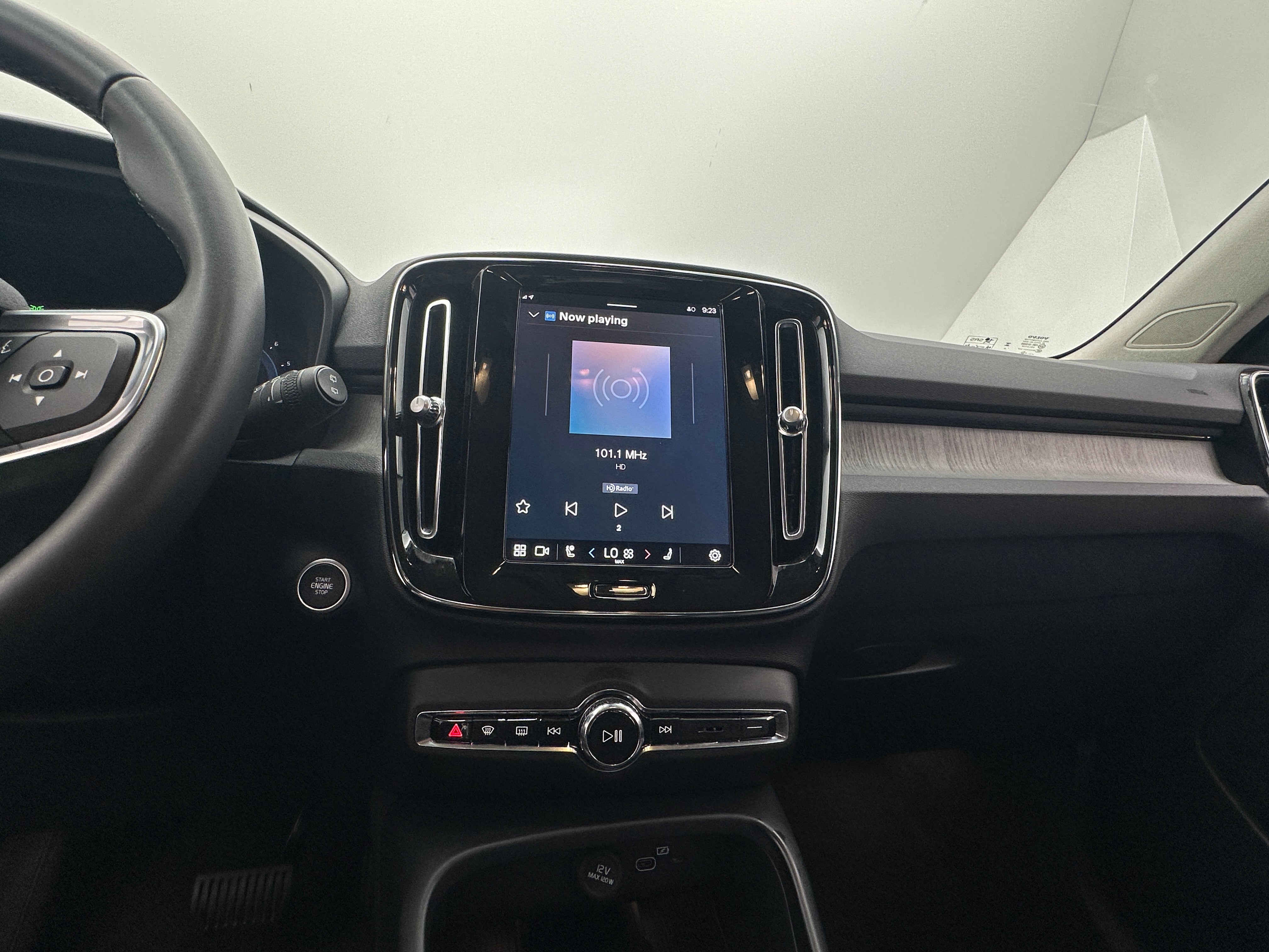 2024 Volvo XC40 B5 Core 4