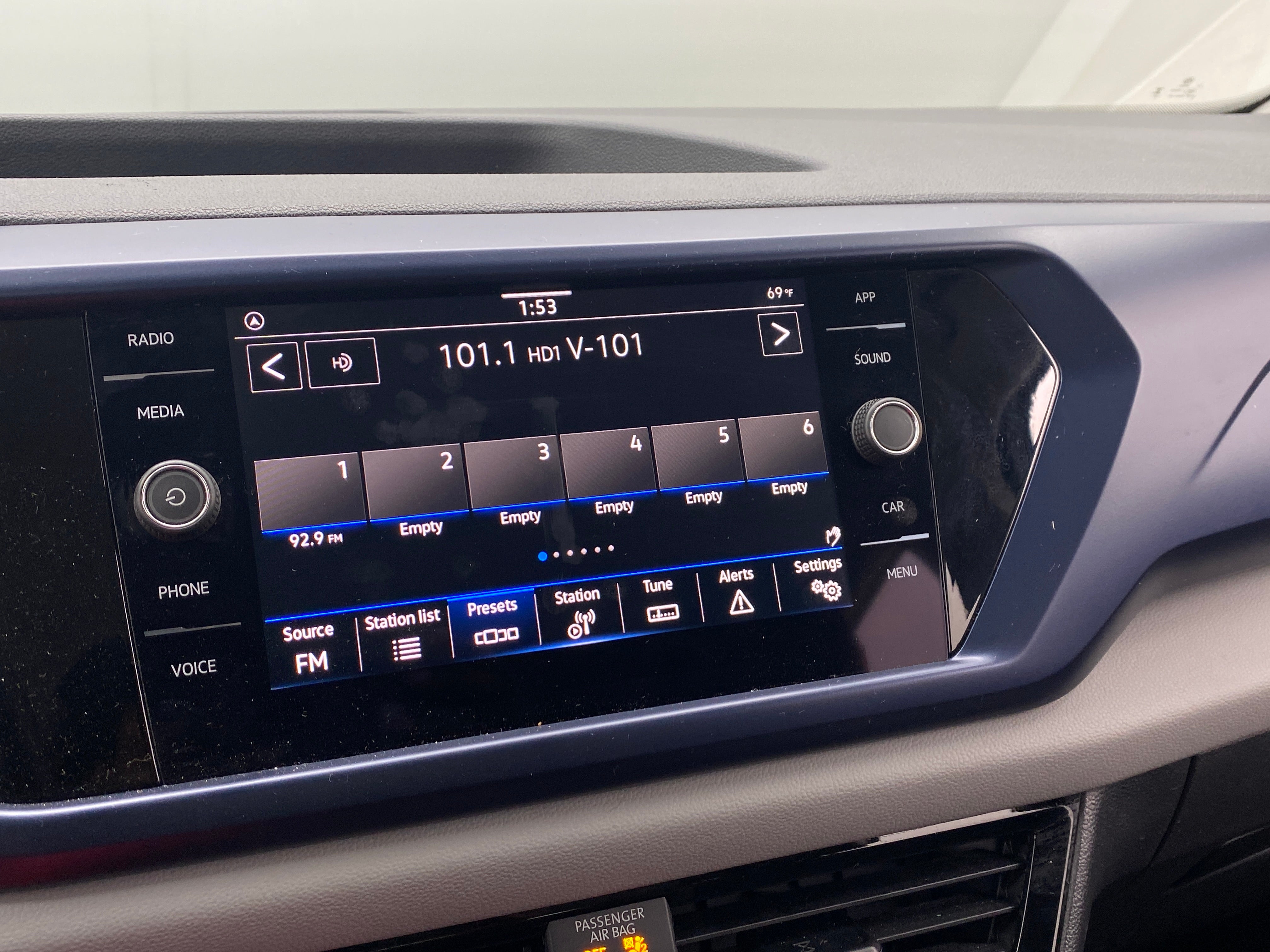 2023 Volkswagen Taos SE 3
