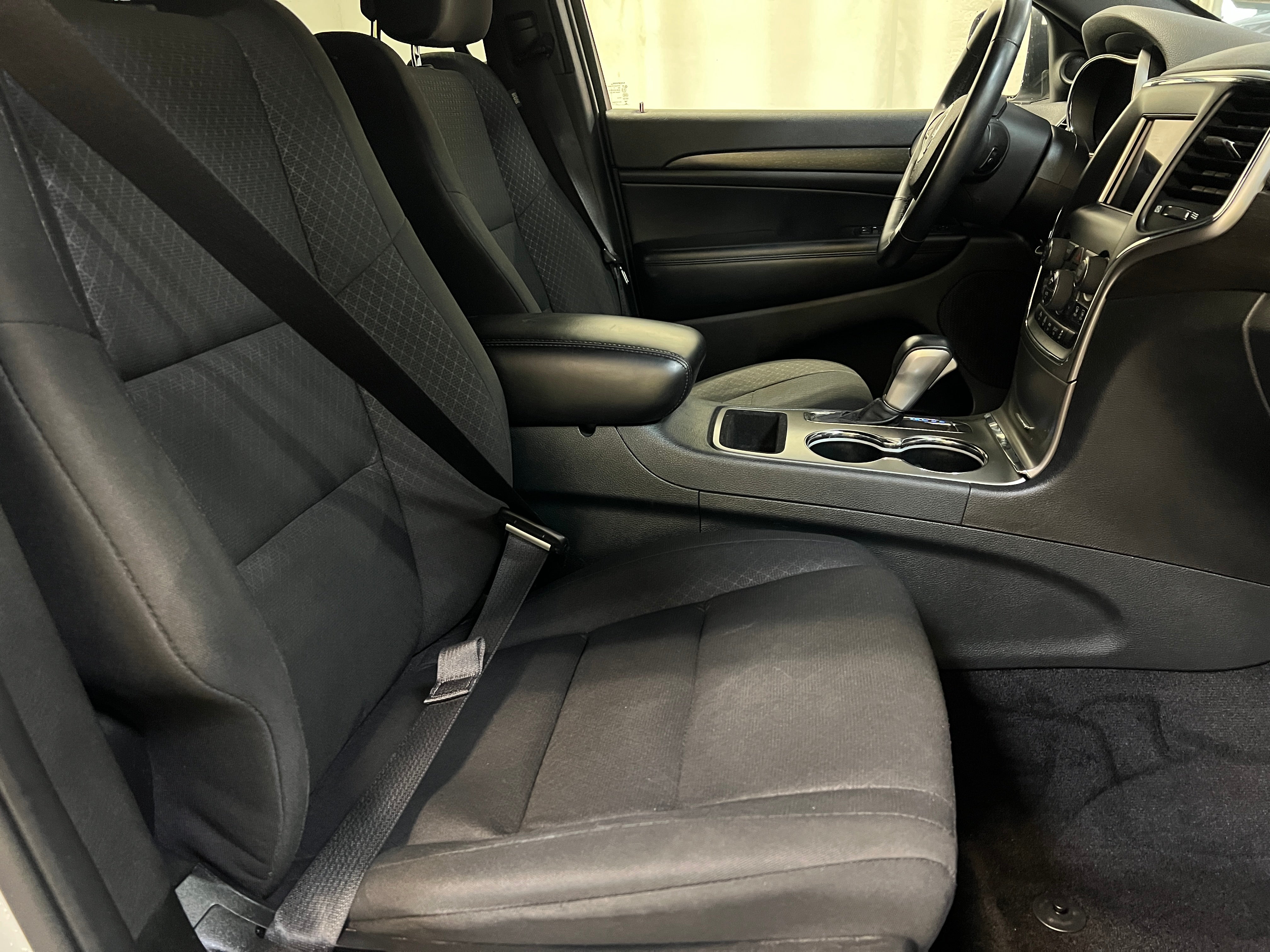 2018 Jeep Grand Cherokee Laredo 2