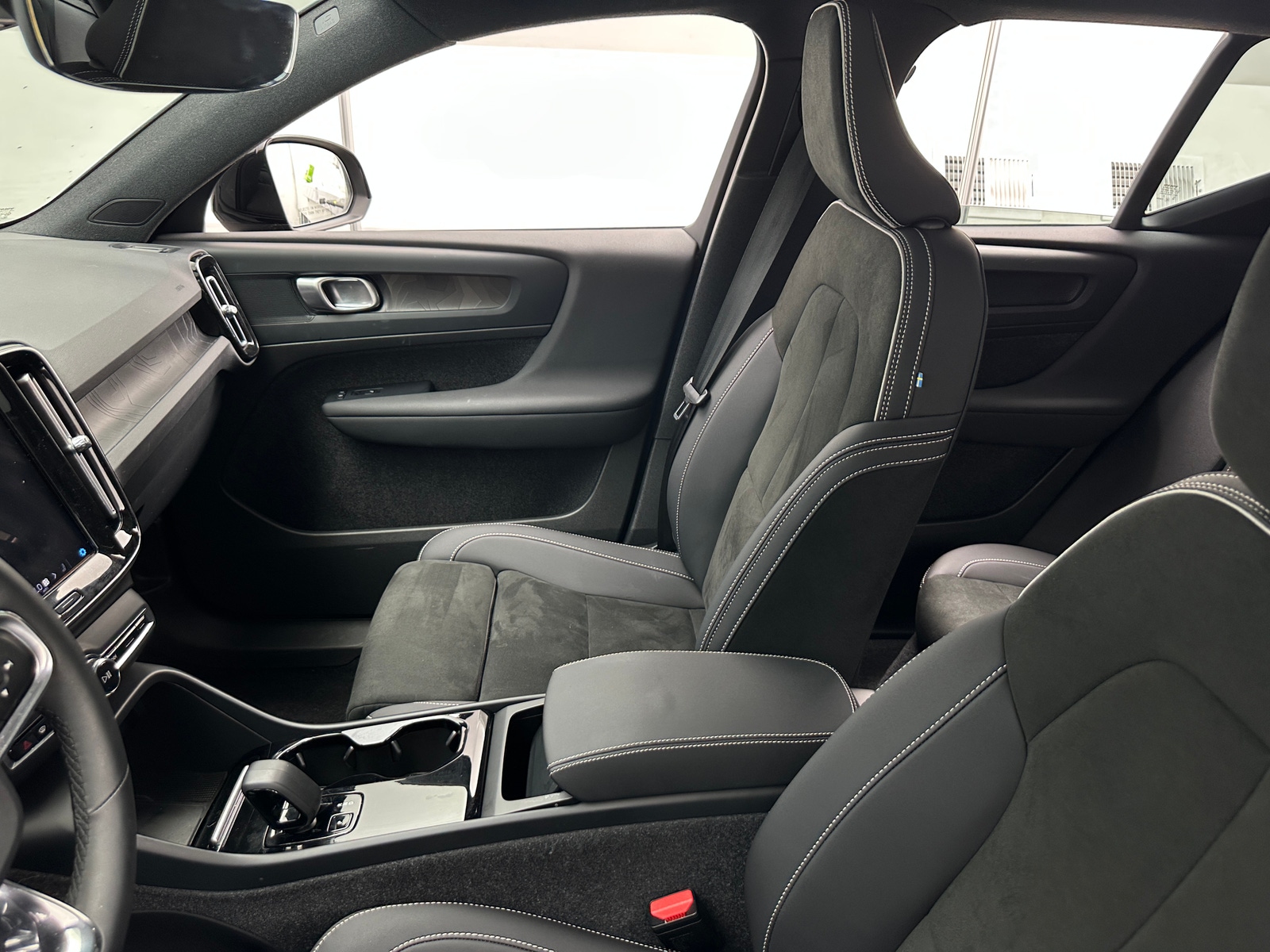 Thumbnail: 2023 Volvo XC40 - 2