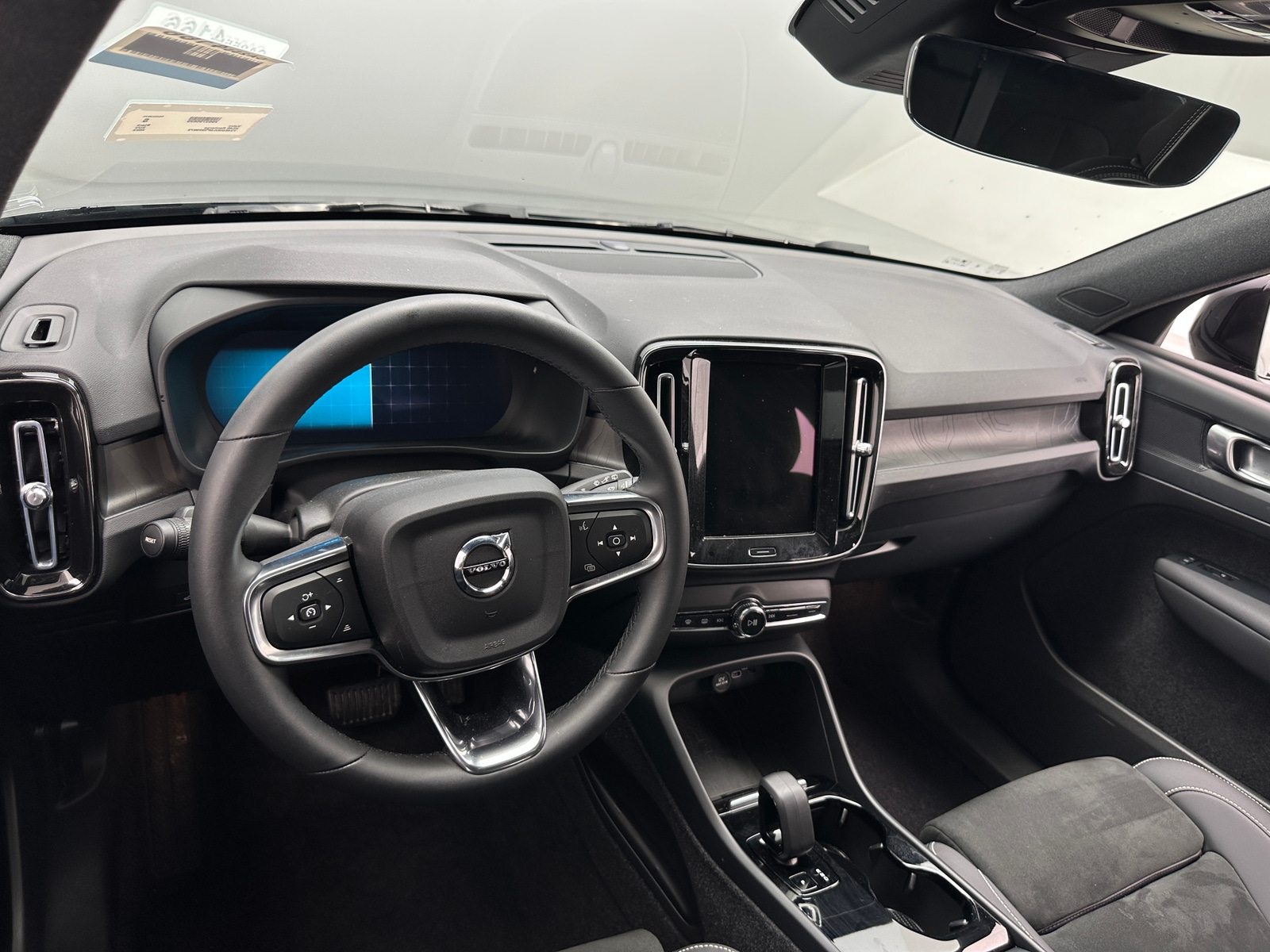Thumbnail: 2023 Volvo XC40 - 3