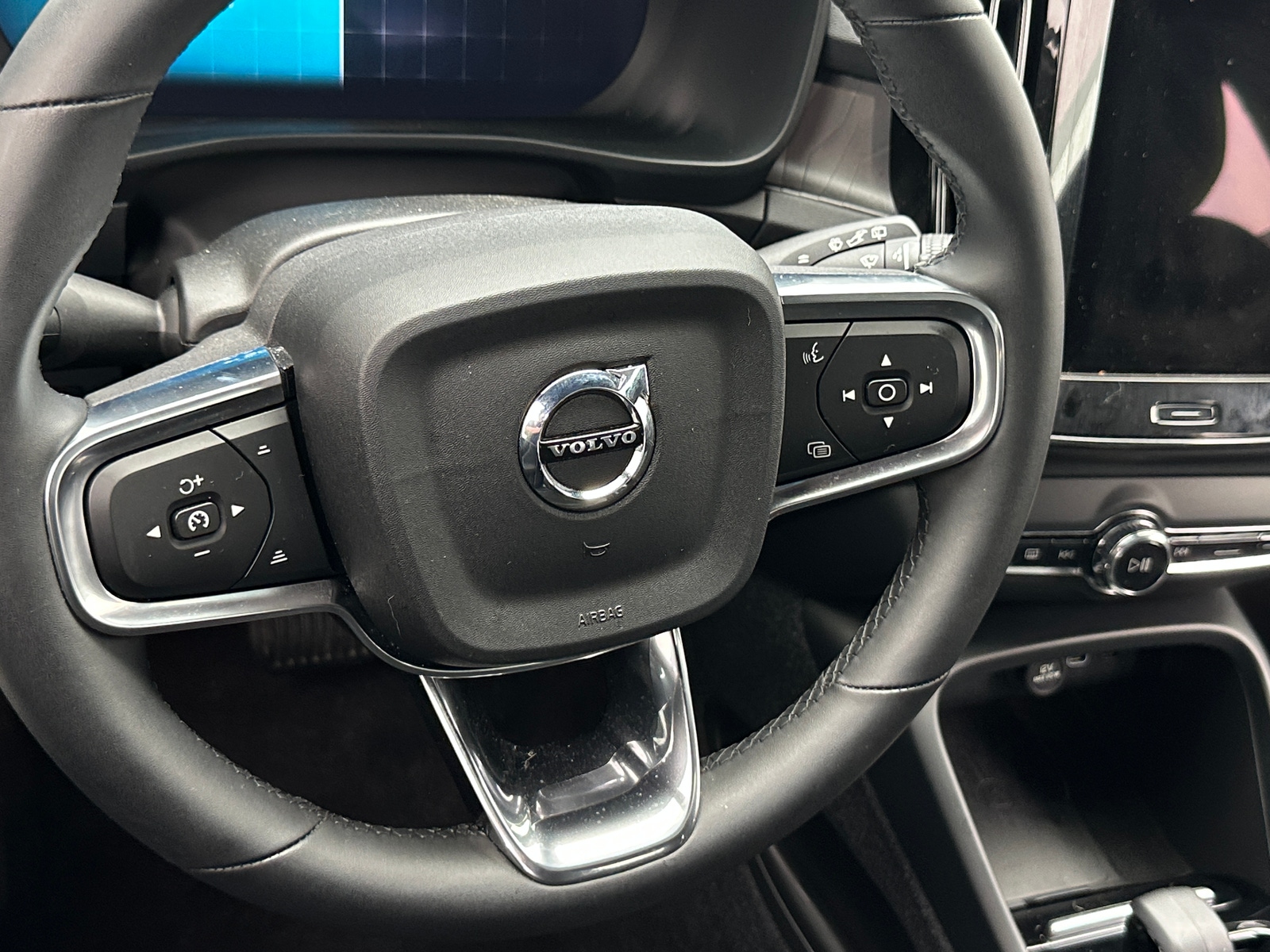 Thumbnail: 2023 Volvo XC40 - 5