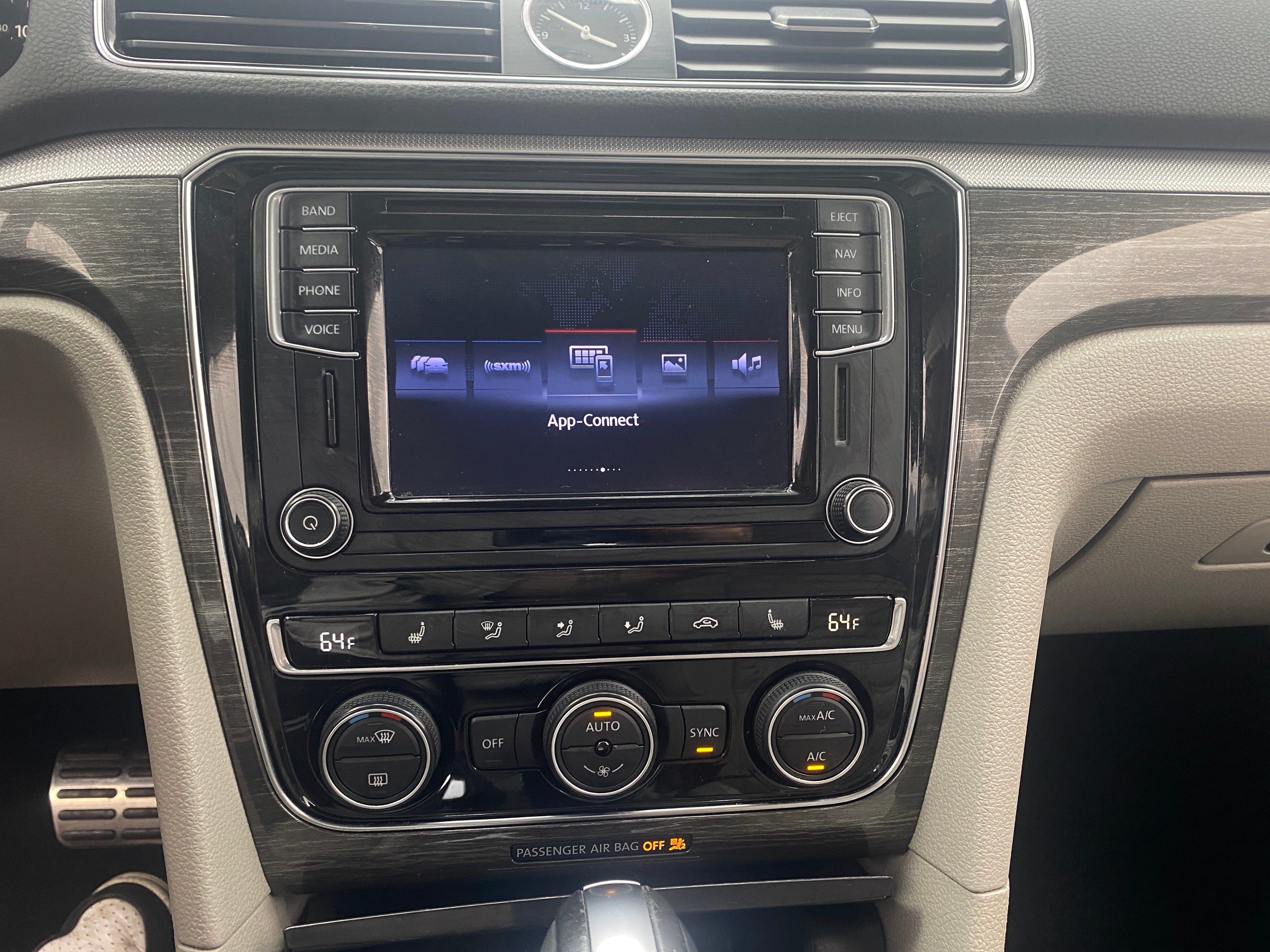 2016 Volkswagen Passat SEL 3