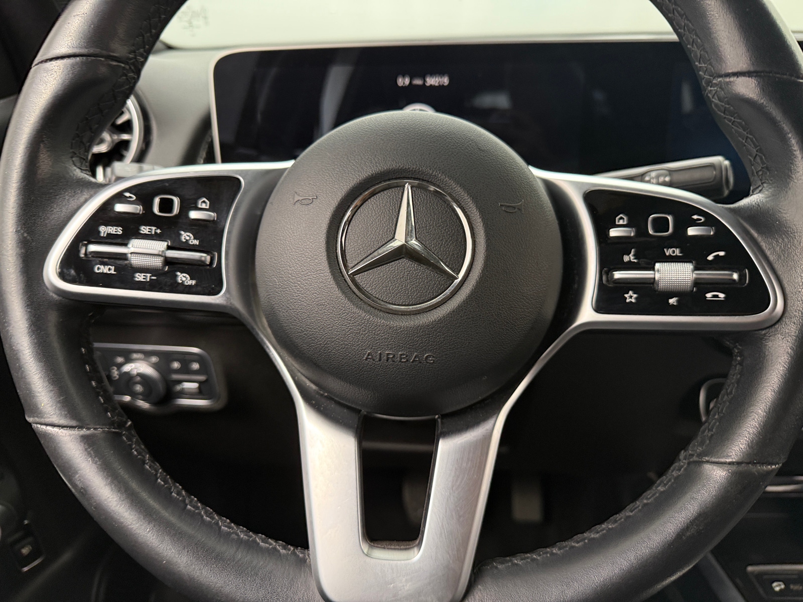 Thumbnail: 2021 Mercedes-Benz GLB - 4