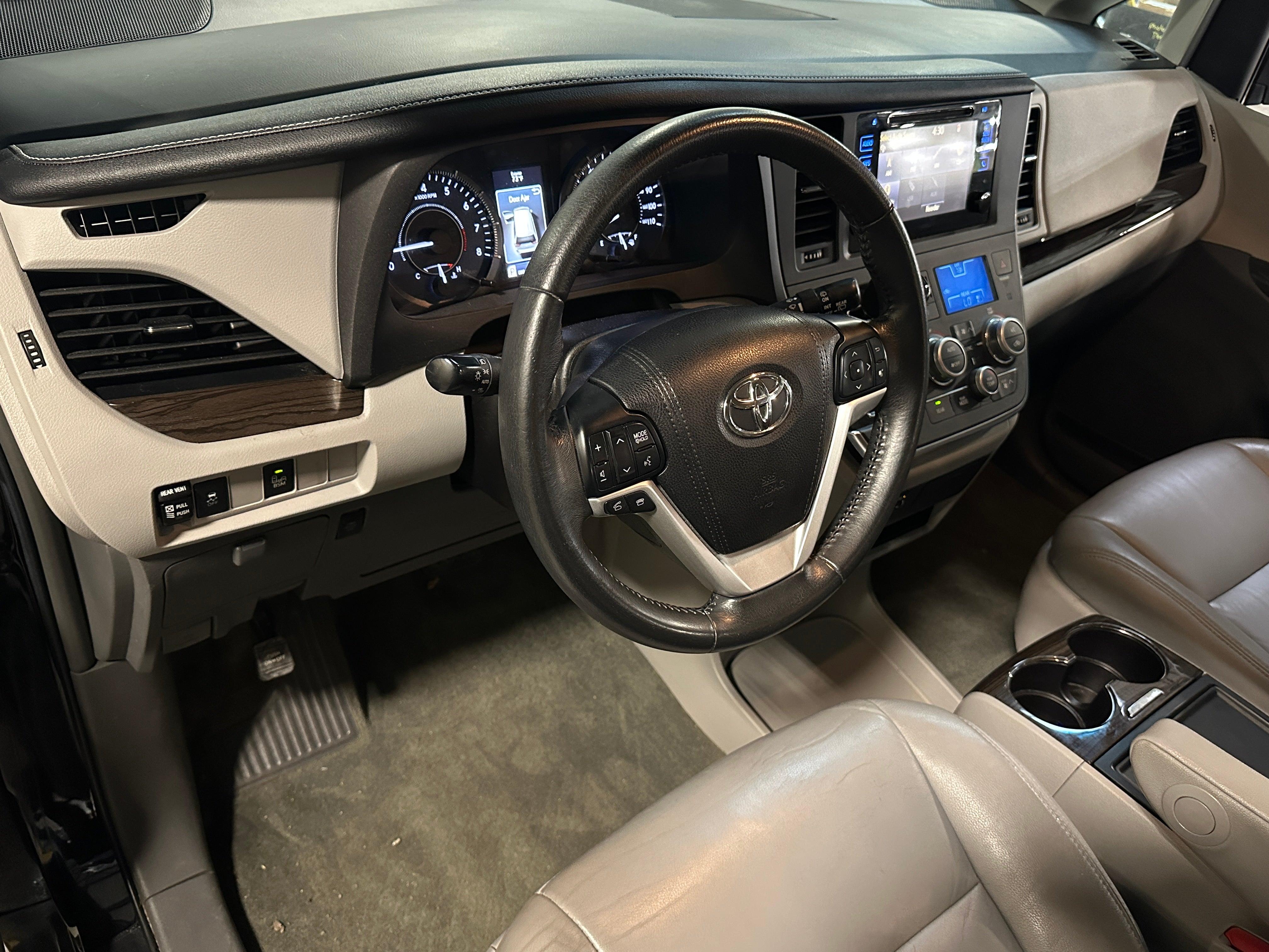 2017 Toyota Sienna XLE 2