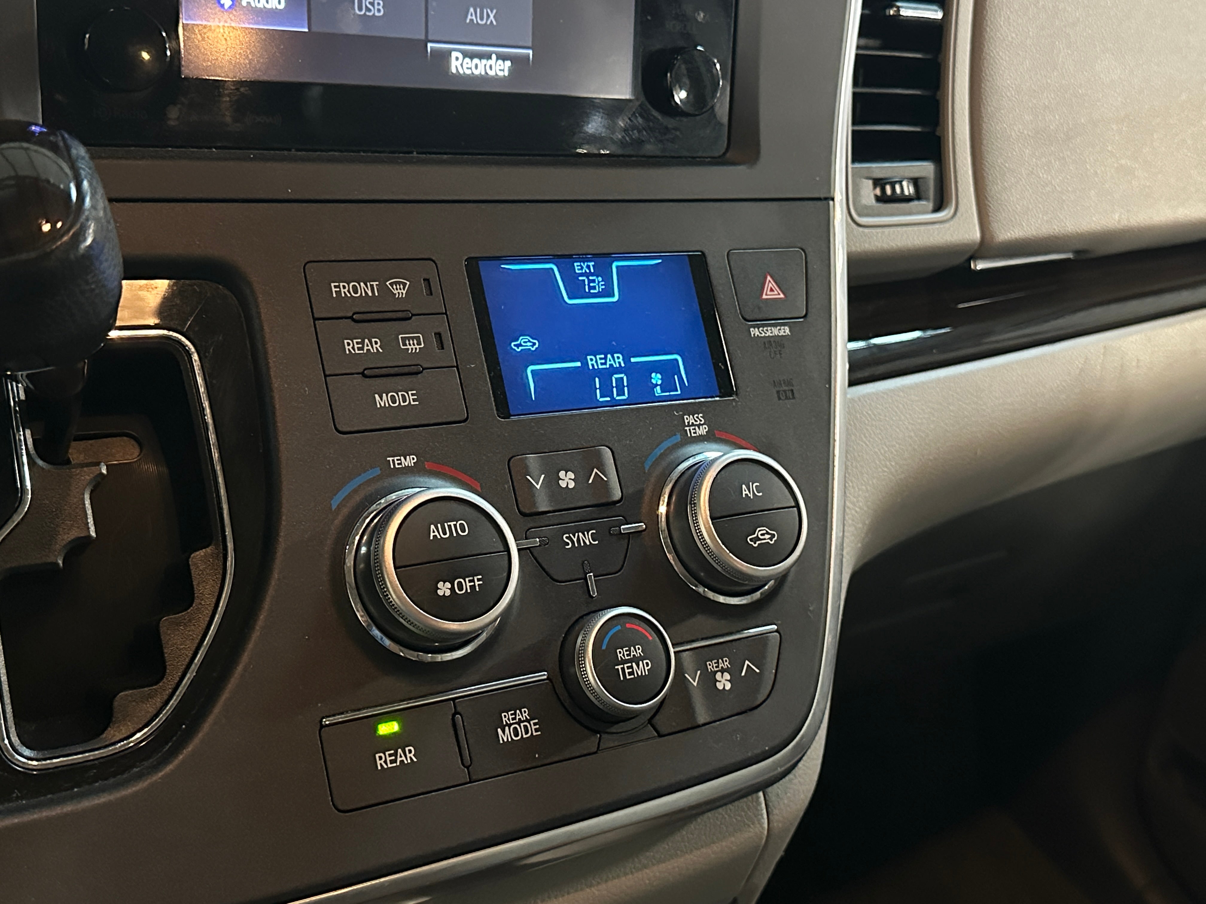 2017 Toyota Sienna XLE 3